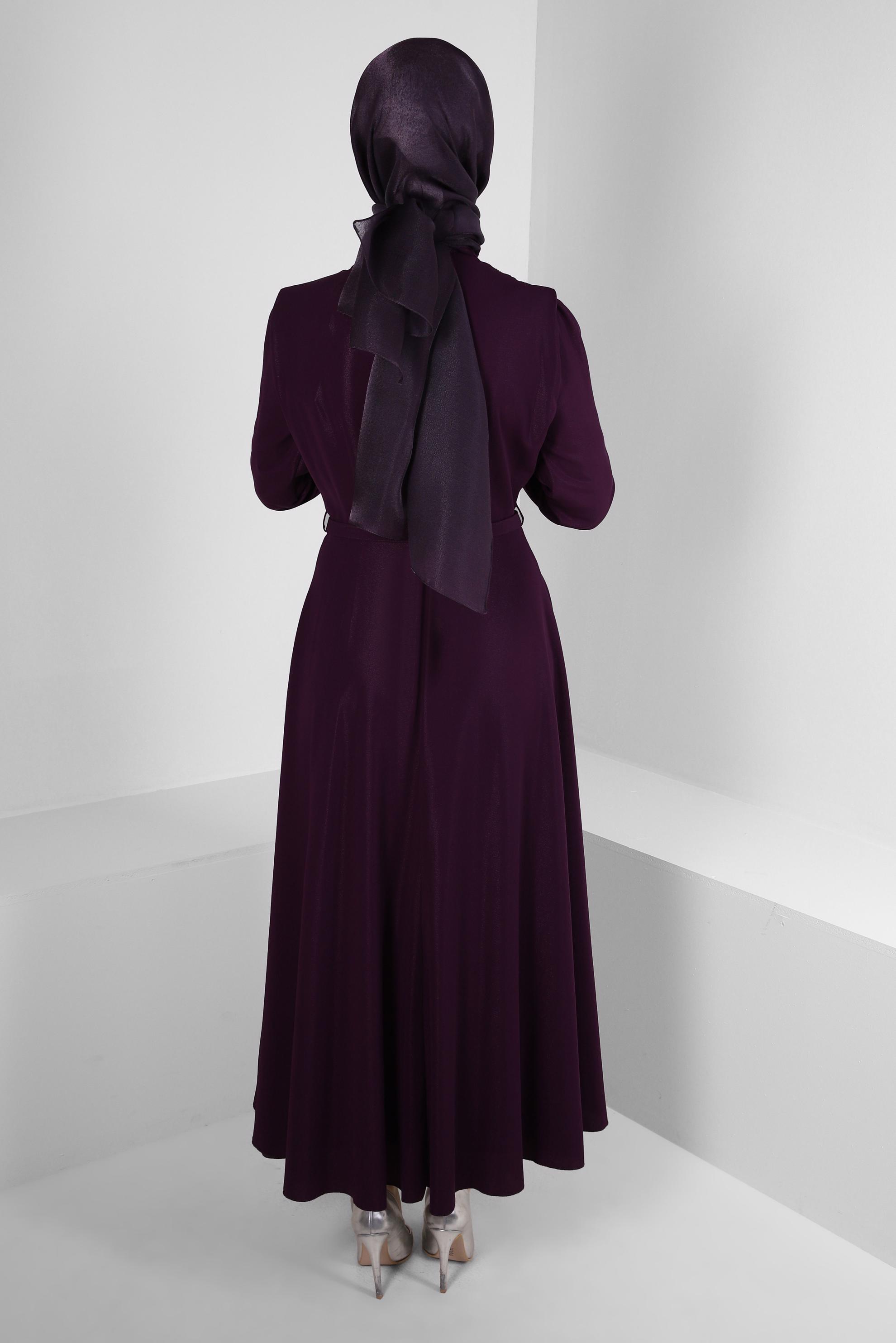 Tesettür giyim MOR VATKALI TAŞ İŞLEME DETAYLI KEMERLİ ELBİSE 43718