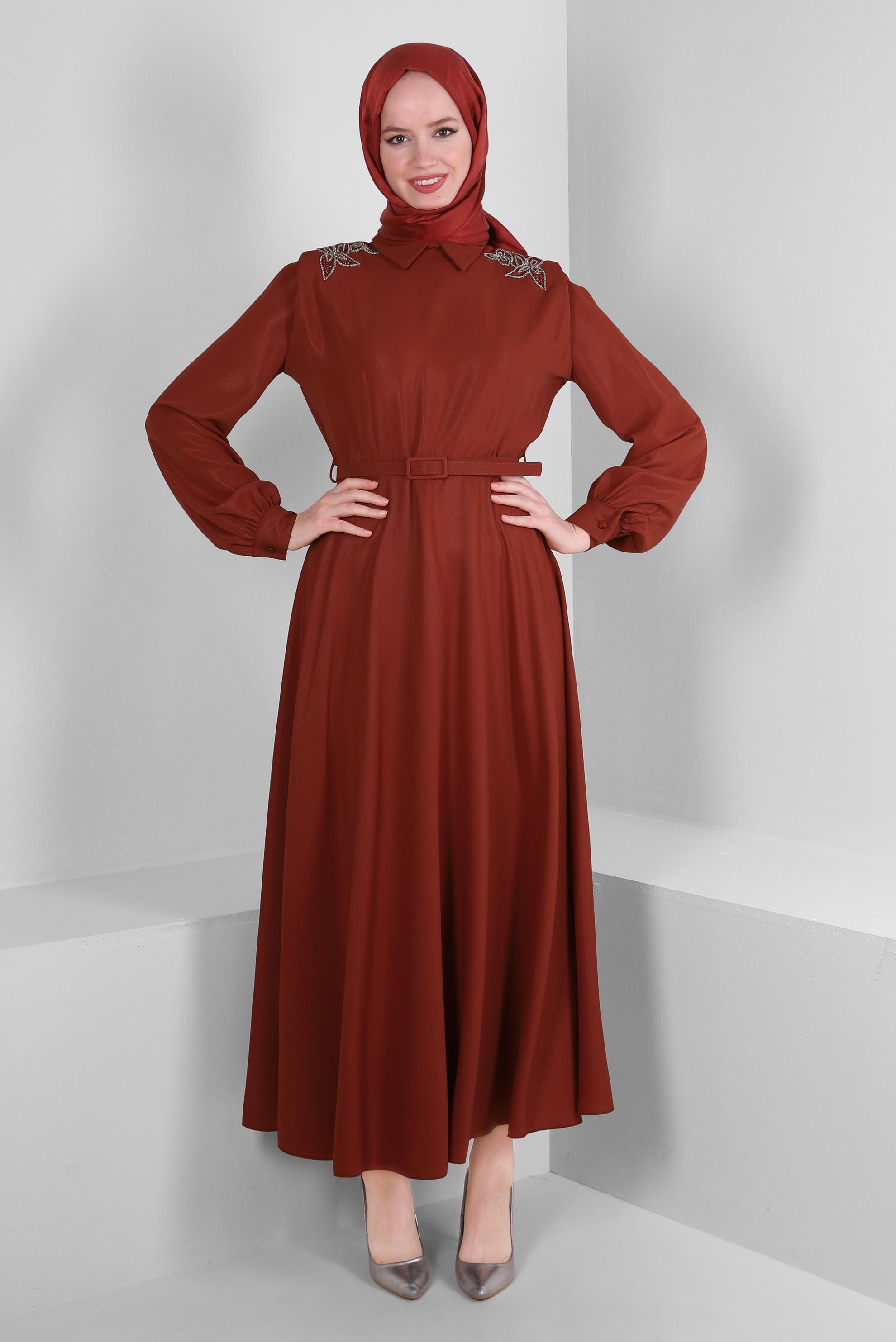 Tesettür giyim TURUNCU VATKALI TAŞ İŞLEME DETAYLI KEMERLİ ELBİSE 43718
