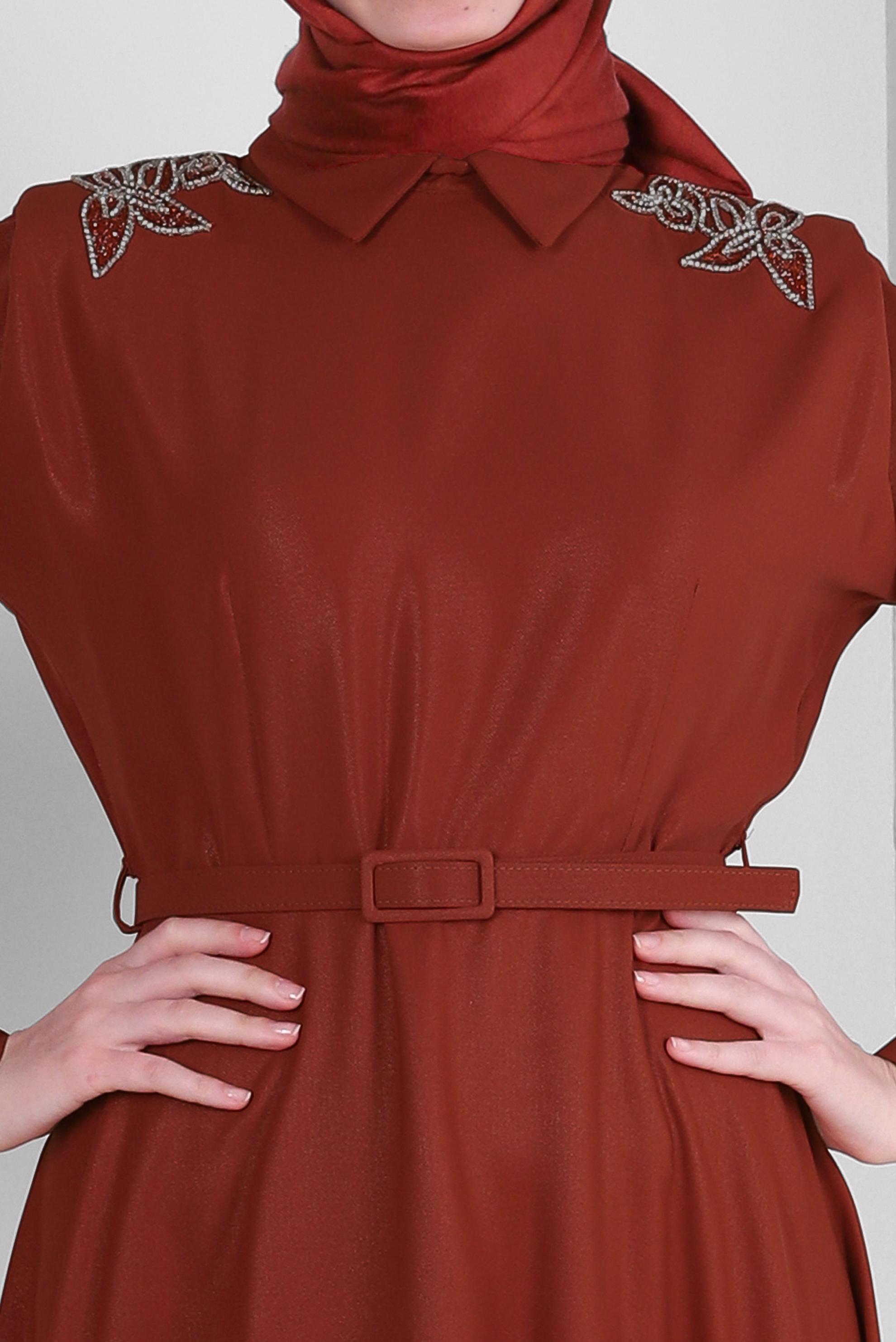 Tesettür giyim TURUNCU VATKALI TAŞ İŞLEME DETAYLI KEMERLİ ELBİSE 43718