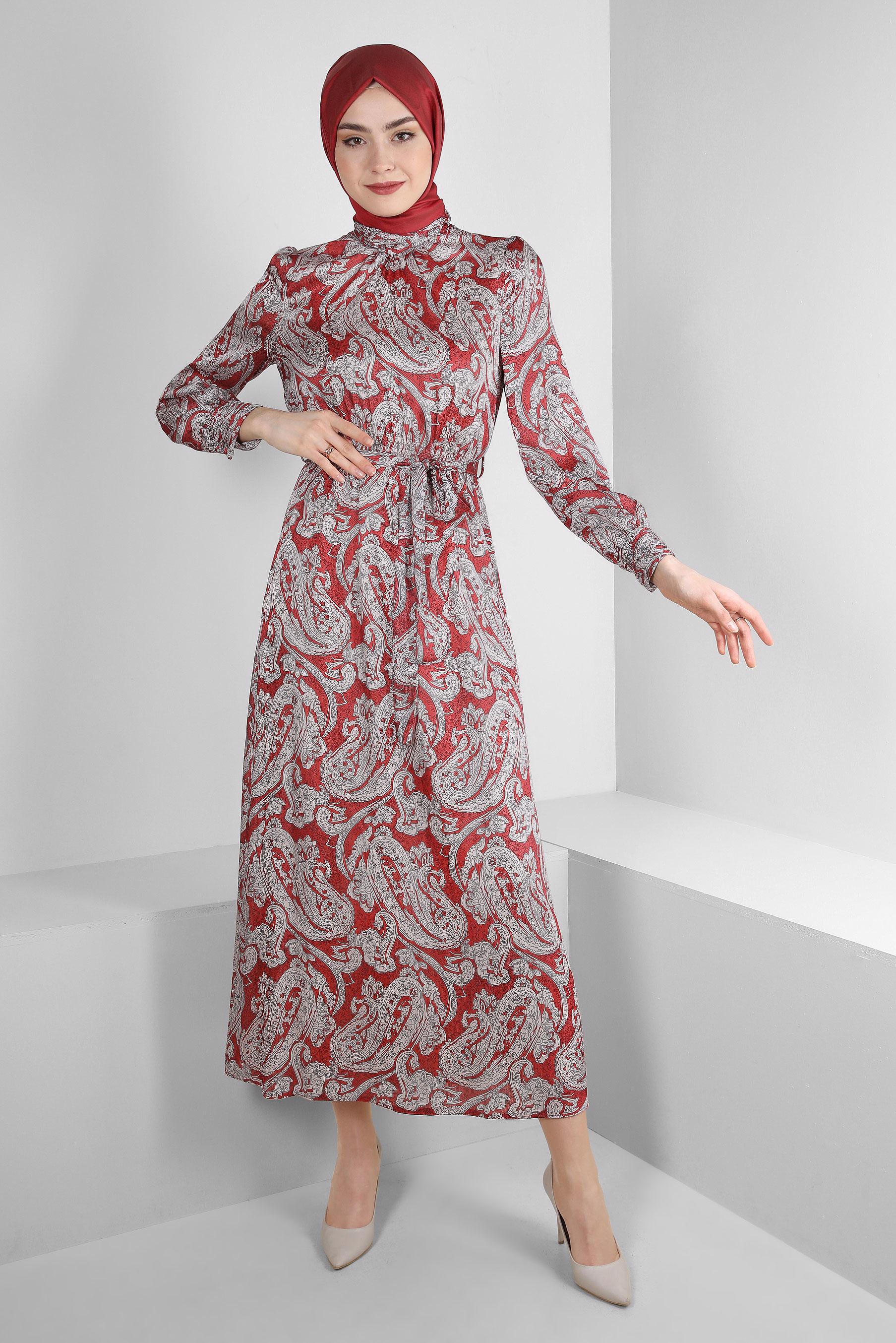 Tesettür giyim KIRMIZI ETNİK DESENLİ KUŞAKLI ELBİSE 43753	