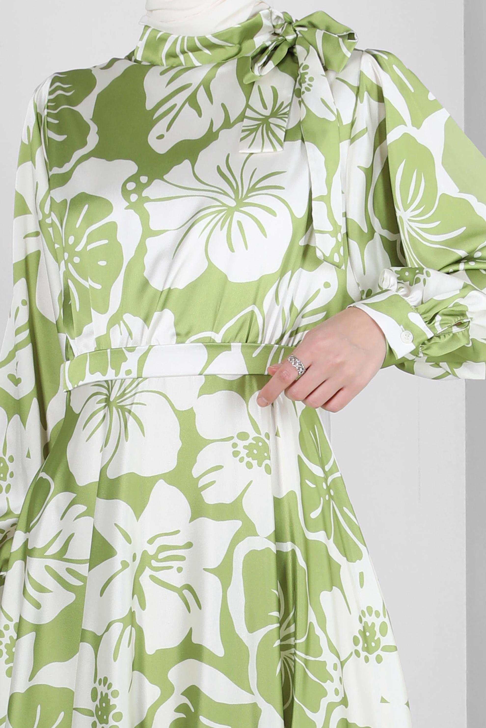 Tesettür giyim YEŞİL ÇİÇEK DESENLİ YAKASI BAĞLAMALI SATEN ELBİSE 43769