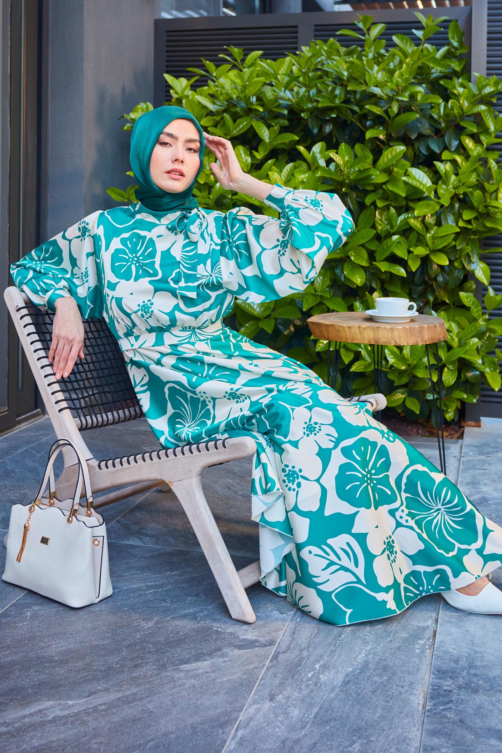 Tesettür giyim MAVİ ÇİÇEK DESENLİ YAKASI BAĞLAMALI SATEN ELBİSE 43769