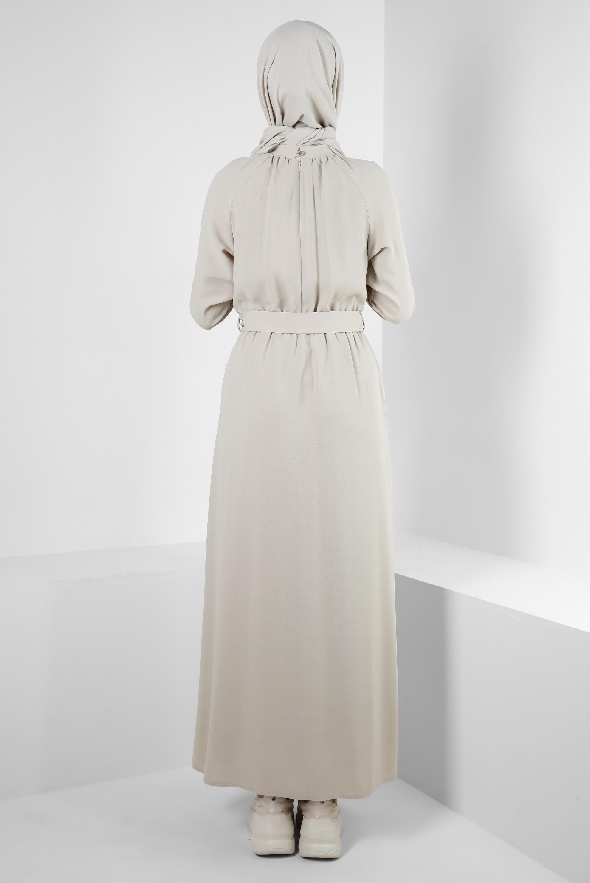 Tesettür giyim BEJ BELİ LASTİKLİ KEMERLİ ELBİSE 43865