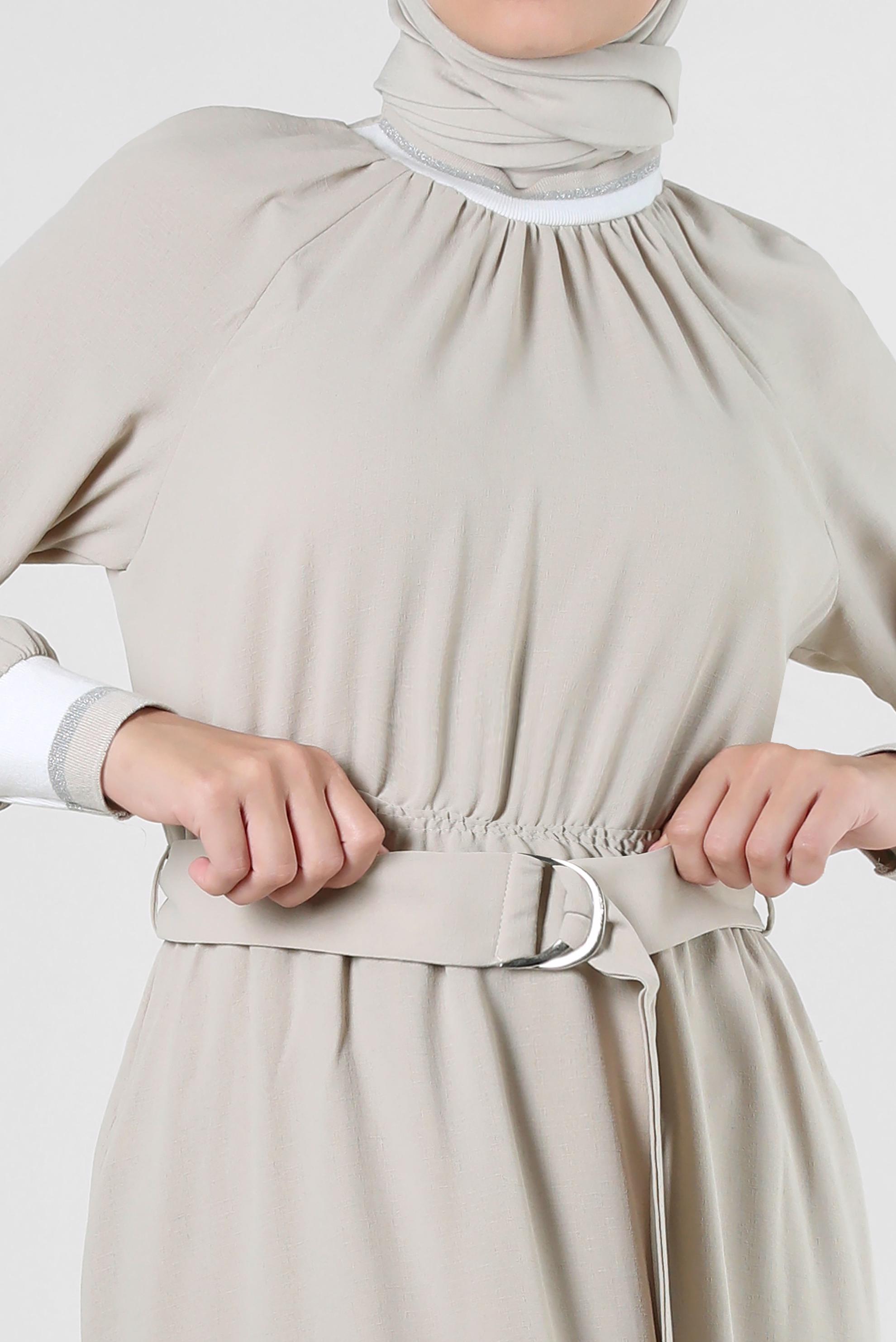 Tesettür giyim BEJ BELİ LASTİKLİ KEMERLİ ELBİSE 43865