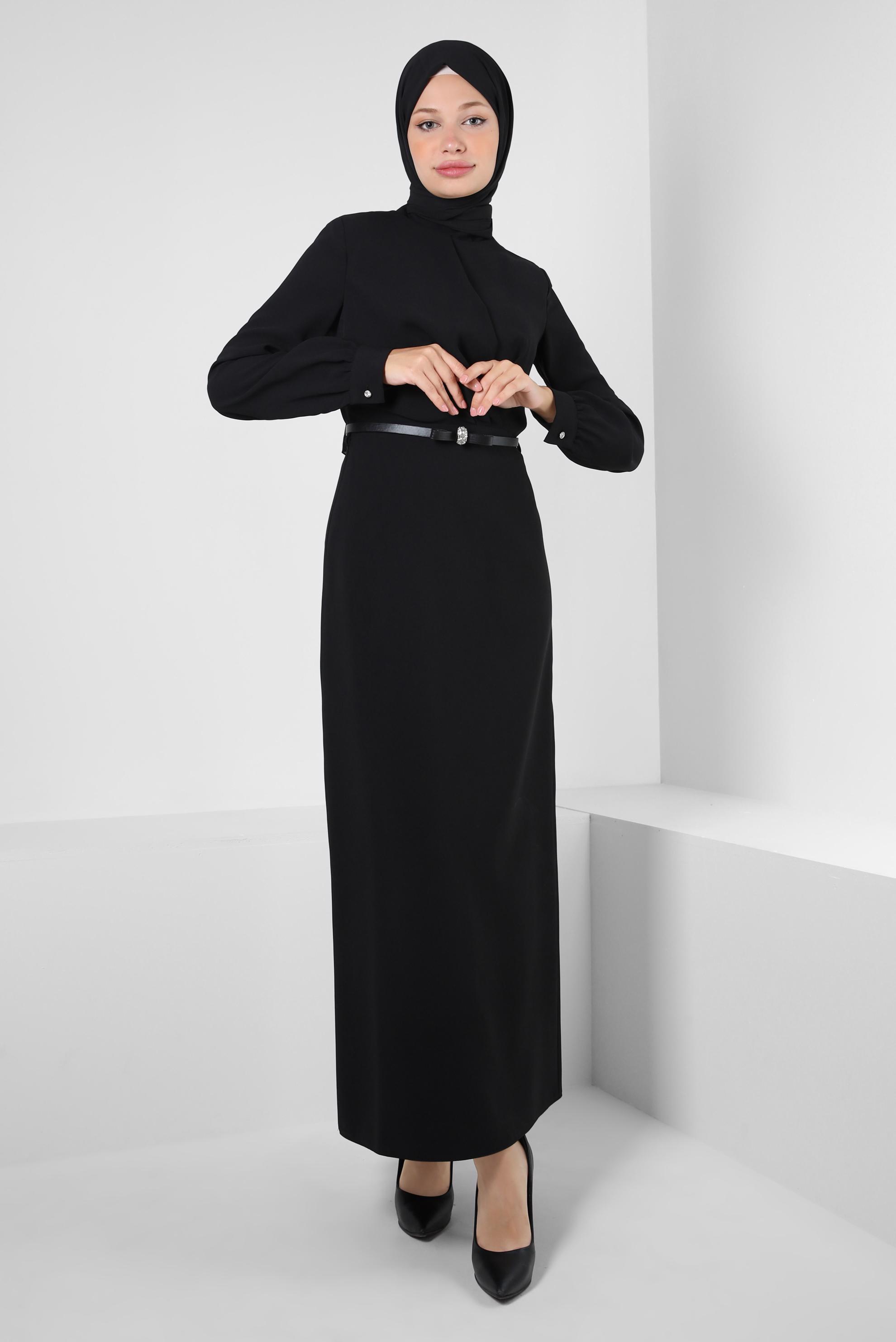 Tesettür giyim SİYAH KEMERLİ TAŞ DETAYLI DÜZ KESİM ELBİSE 43901
