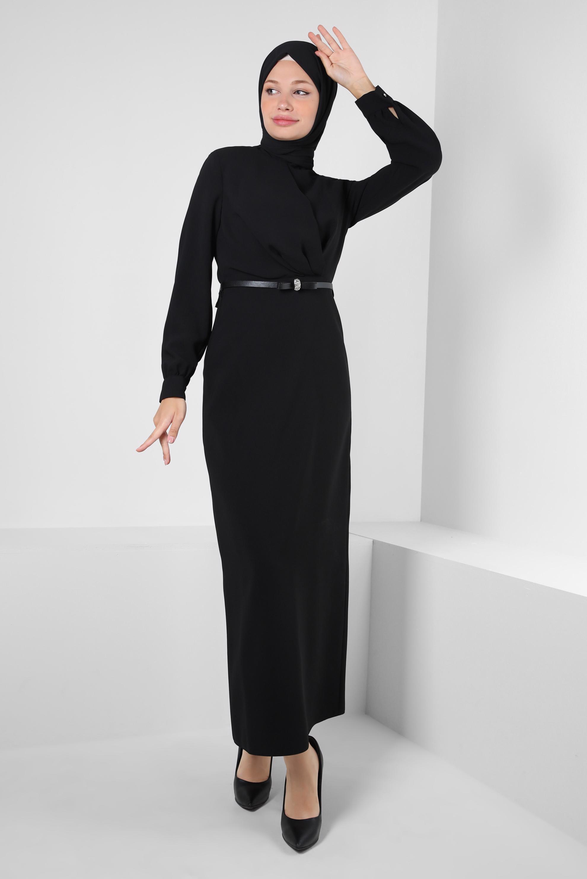 Tesettür giyim SİYAH KEMERLİ TAŞ DETAYLI DÜZ KESİM ELBİSE 43901