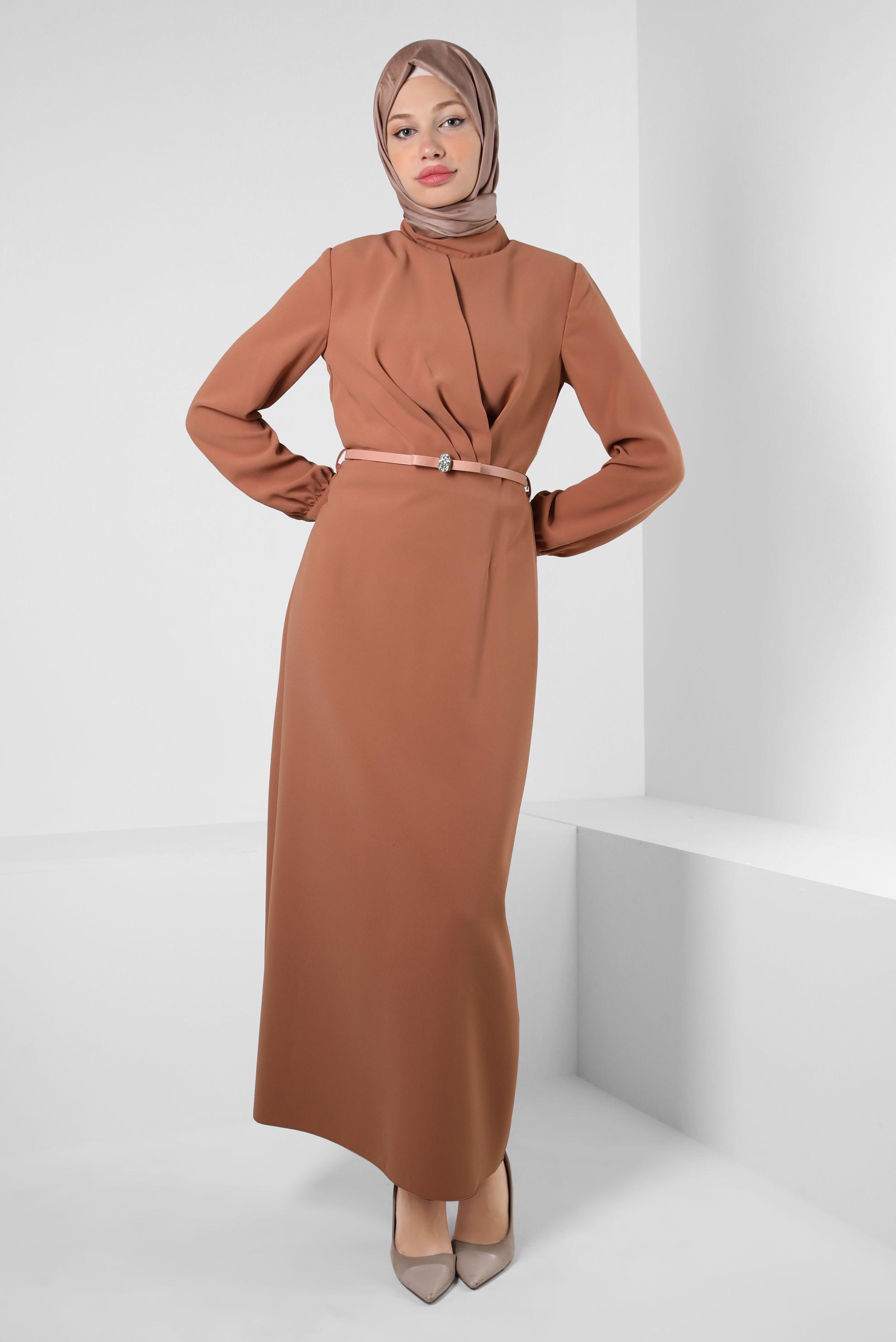 Tesettür giyim KAHVE KEMERLİ TAŞ DETAYLI DÜZ KESİM ELBİSE 43901