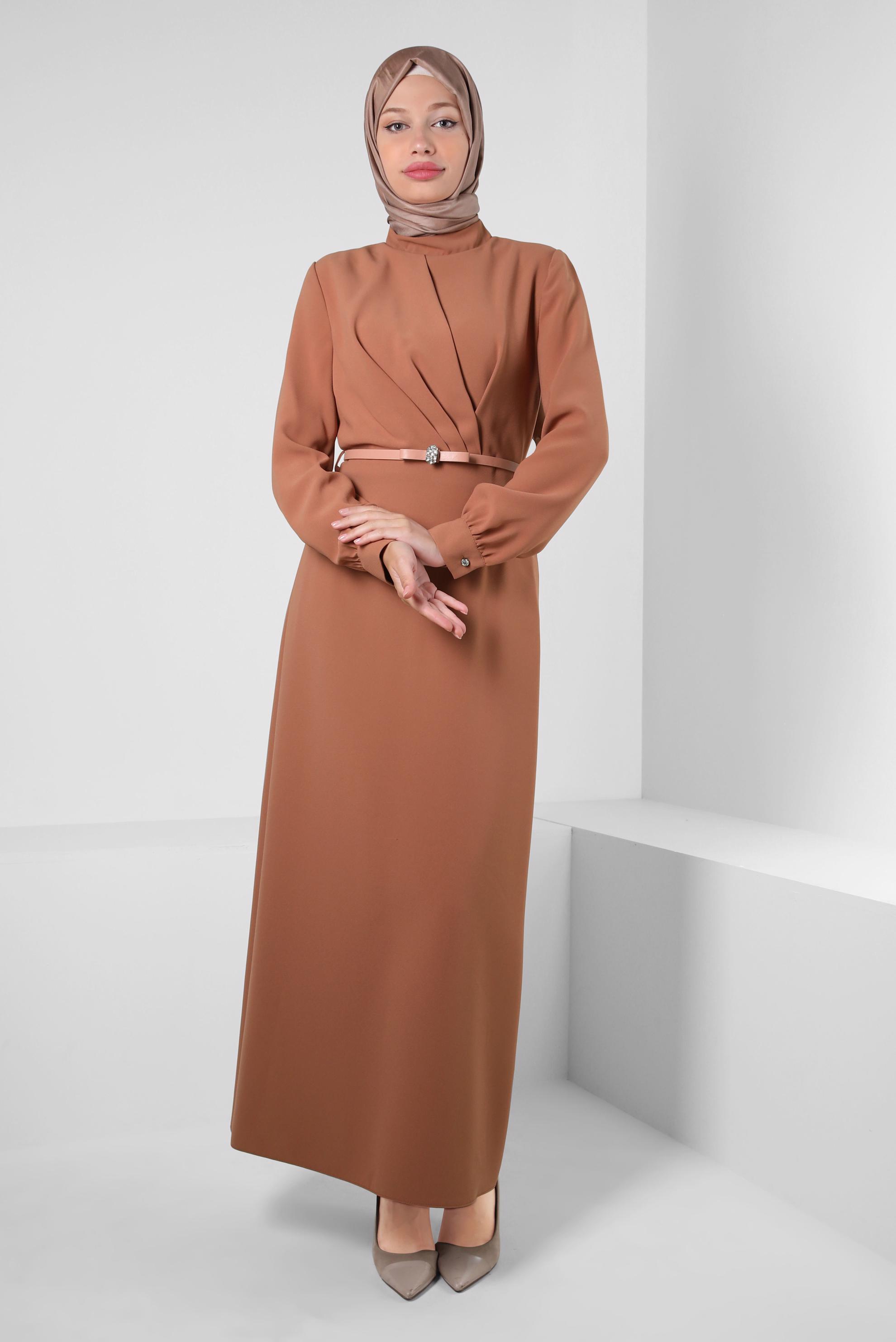 Tesettür giyim KAHVE KEMERLİ TAŞ DETAYLI DÜZ KESİM ELBİSE 43901