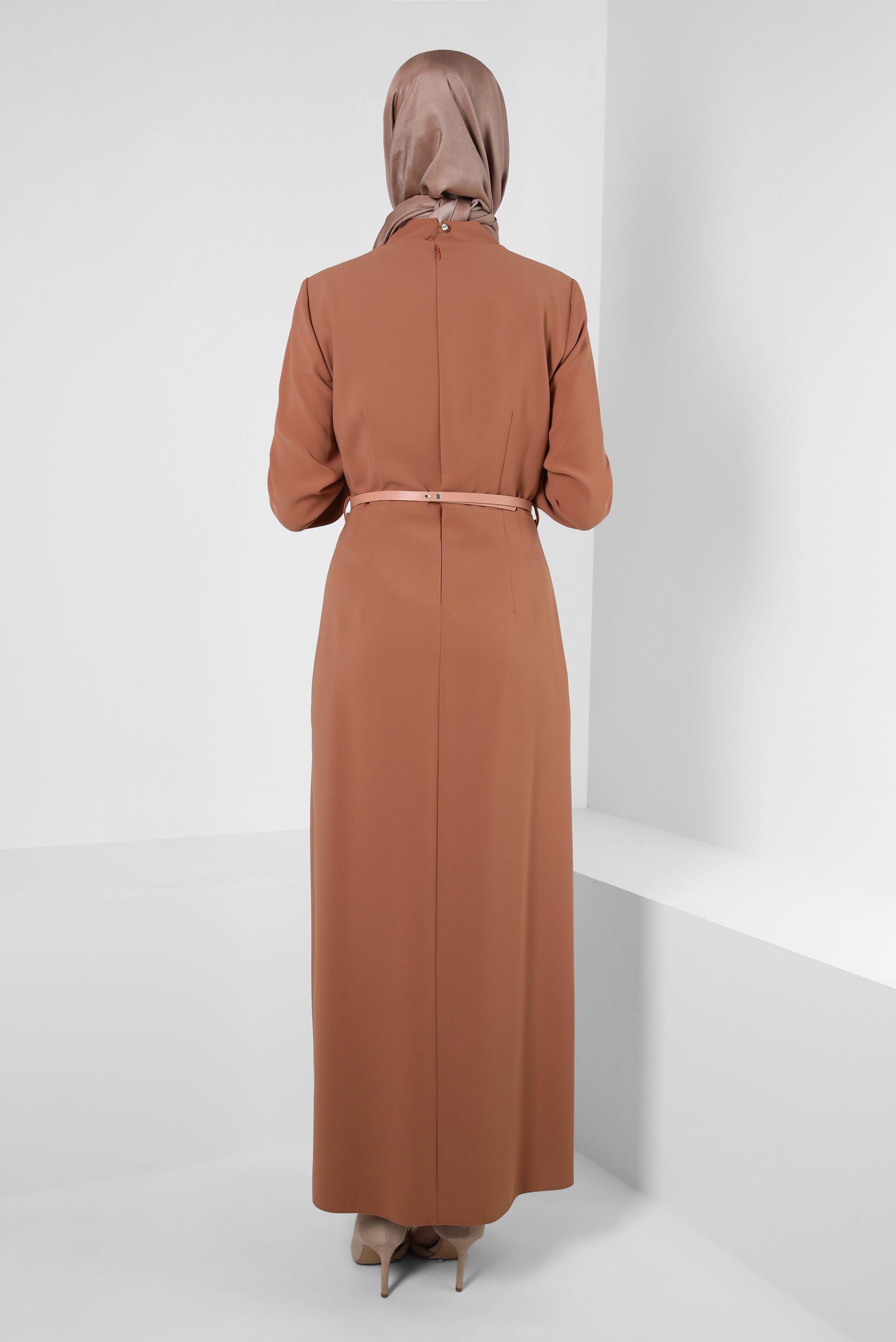Tesettür giyim KAHVE KEMERLİ TAŞ DETAYLI DÜZ KESİM ELBİSE 43901
