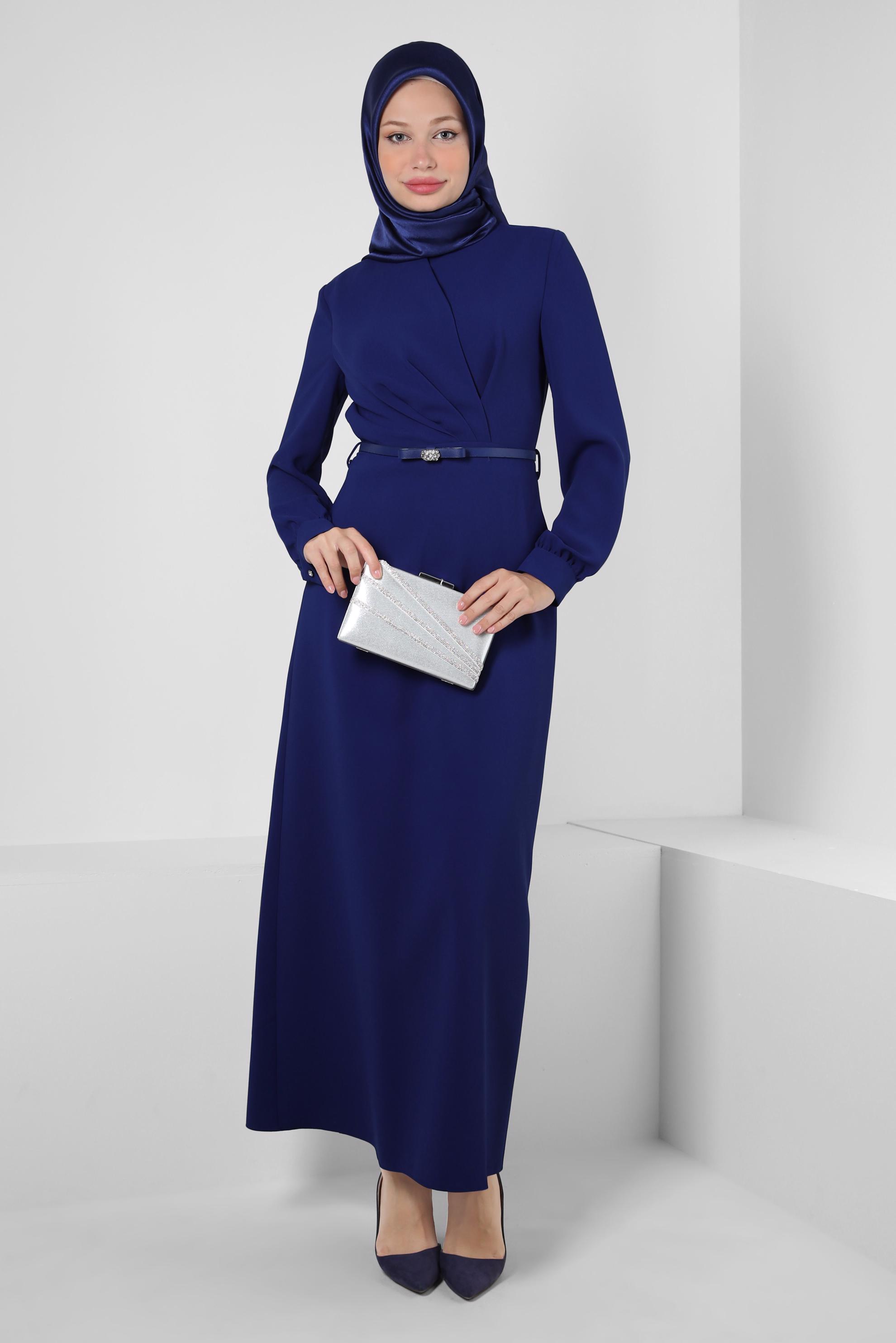 Tesettür giyim MAVİ KEMERLİ TAŞ DETAYLI DÜZ KESİM ELBİSE 43901