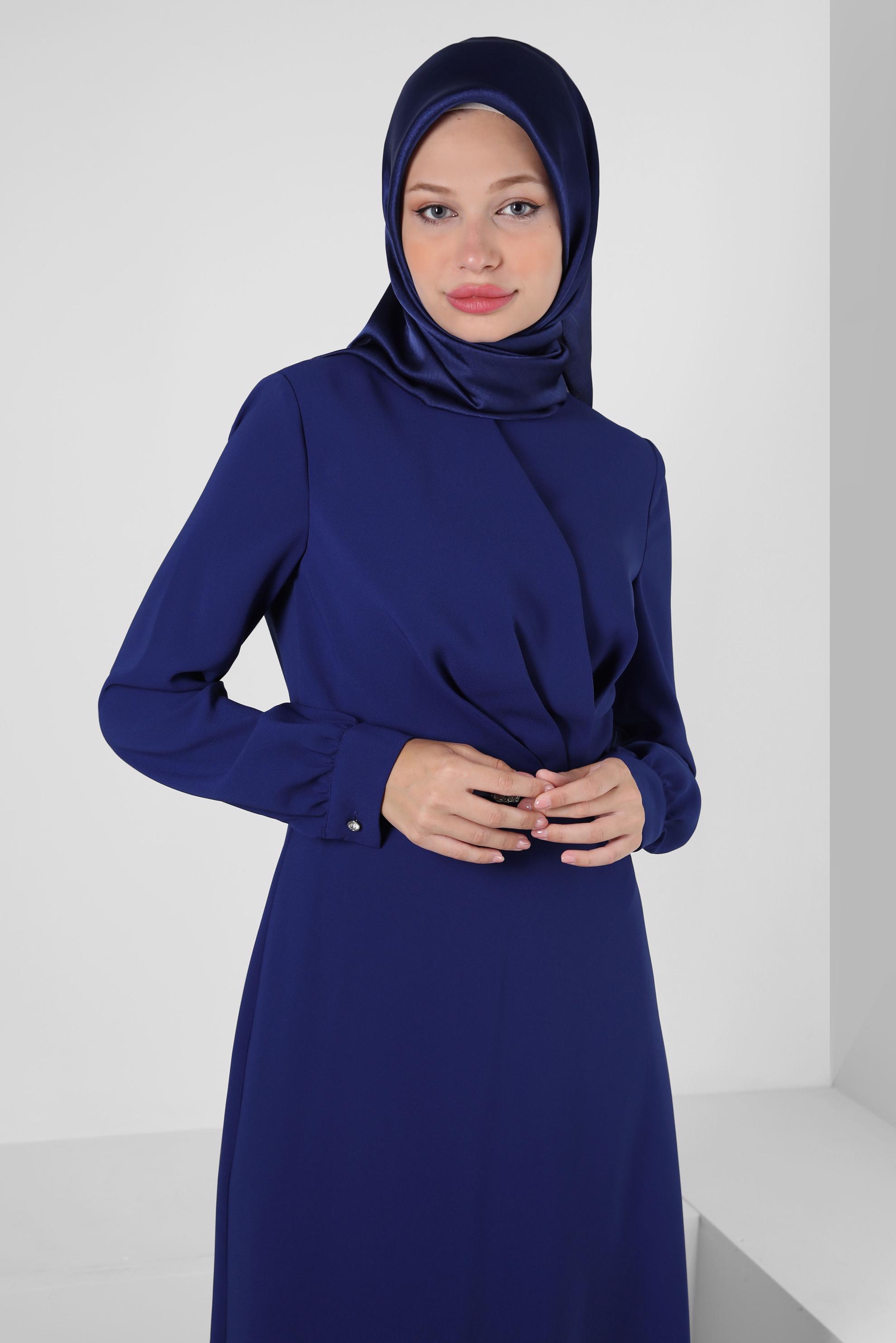 Tesettür giyim MAVİ KEMERLİ TAŞ DETAYLI DÜZ KESİM ELBİSE 43901