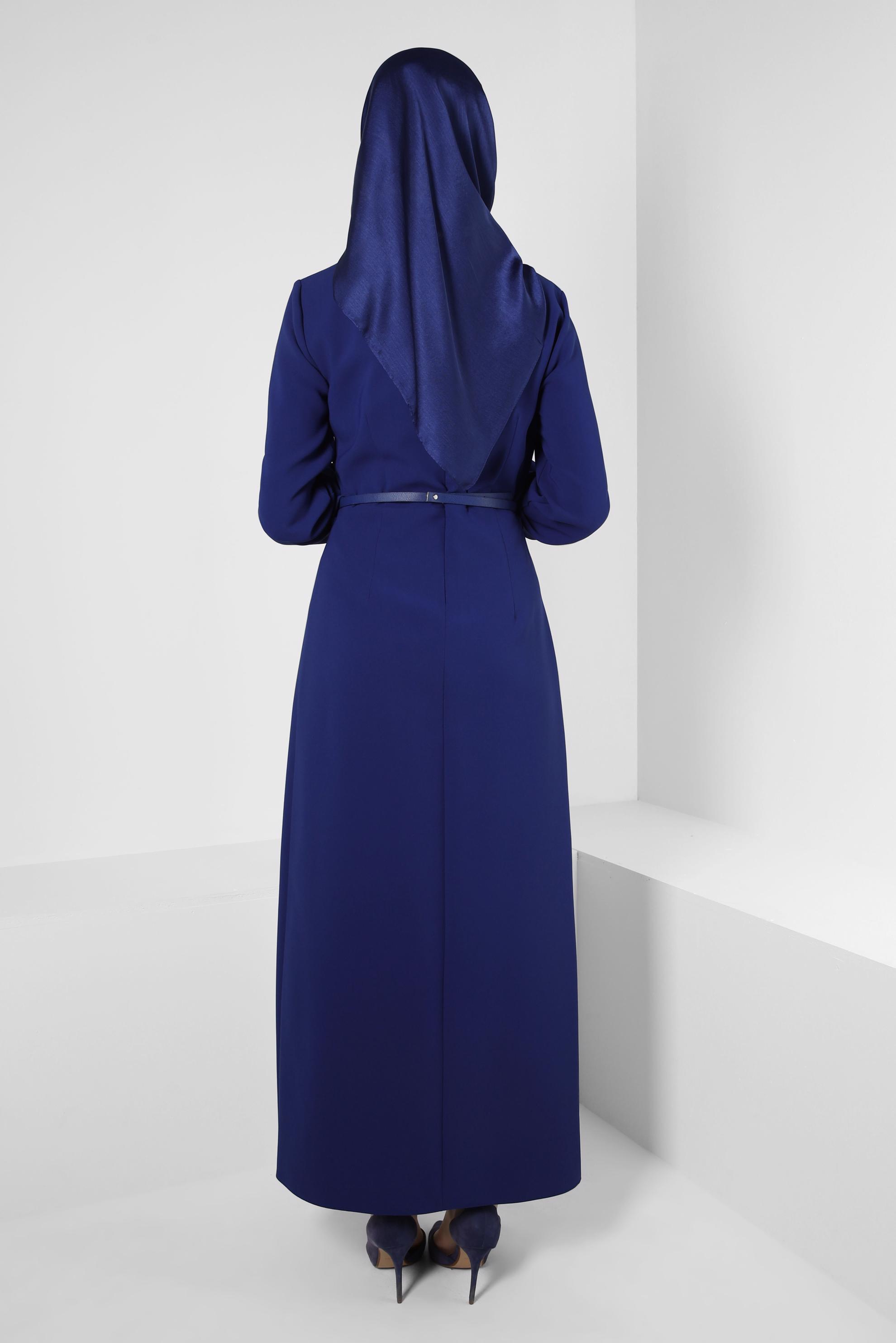 Tesettür giyim MAVİ KEMERLİ TAŞ DETAYLI DÜZ KESİM ELBİSE 43901