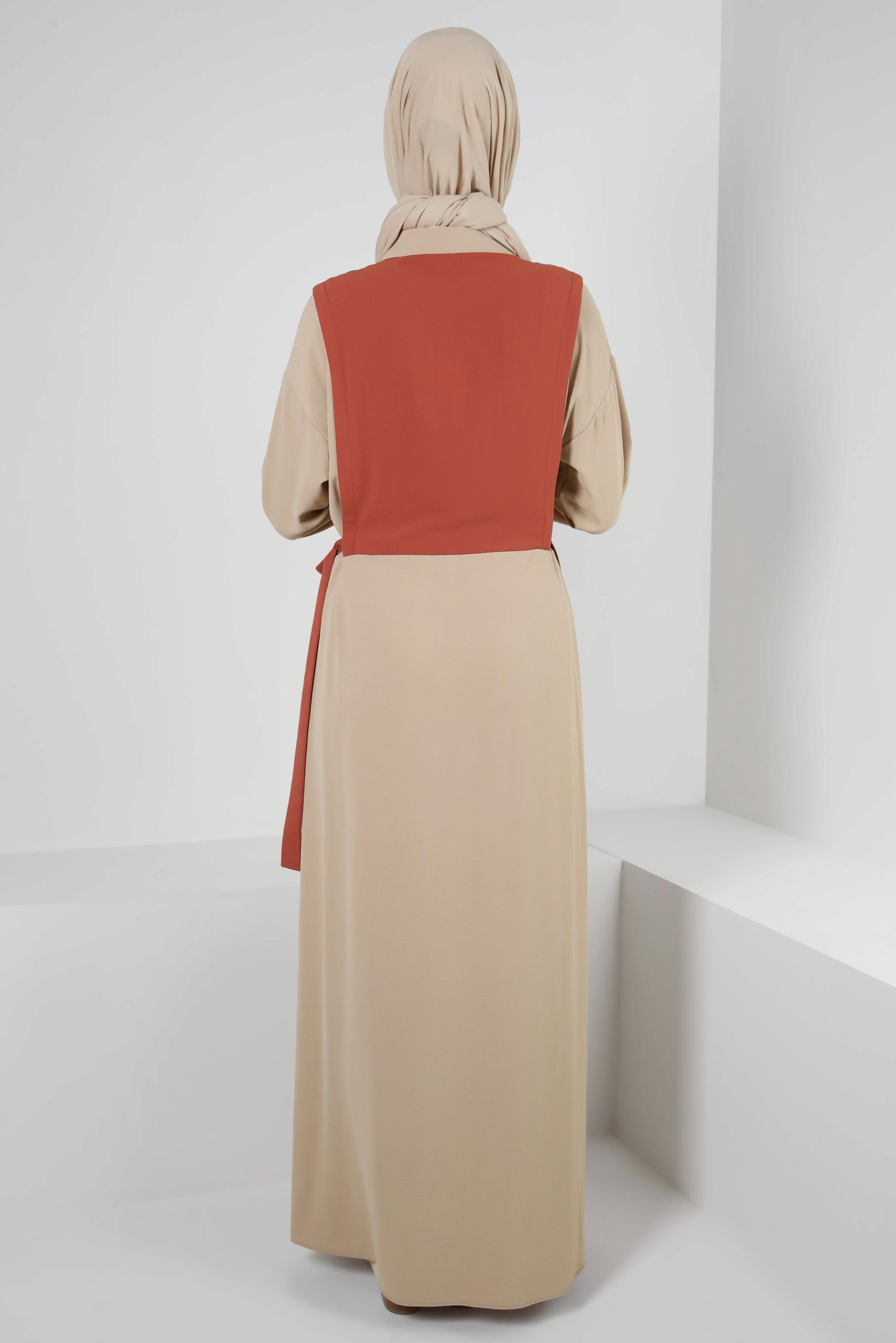 Tesettür giyim KAHVE YANI BAĞLAMA DETAYLI İKİ RENKLİ ELBİSE 43936