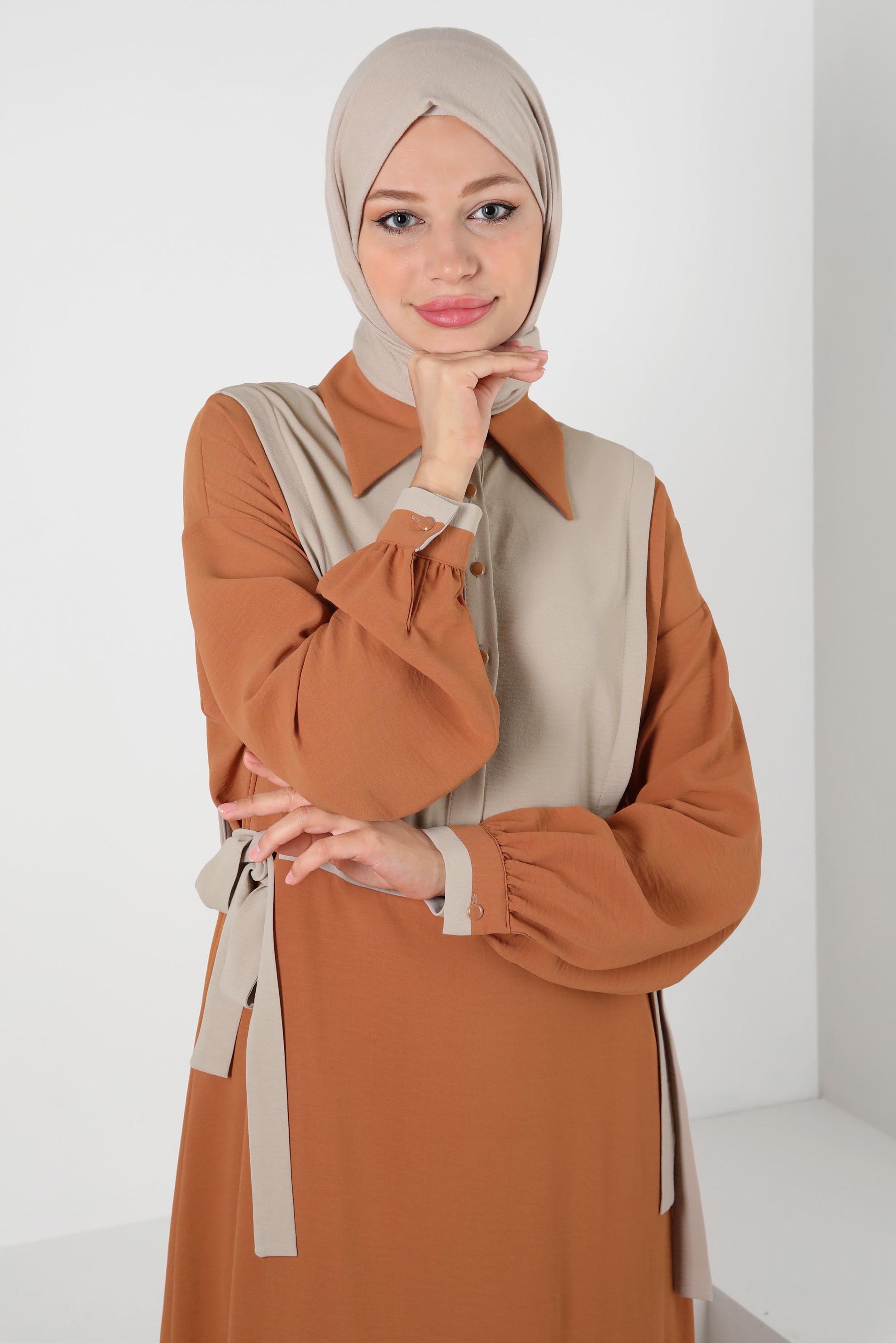 Tesettür giyim KAHVE YANI BAĞLAMA DETAYLI İKİ RENKLİ ELBİSE 43936