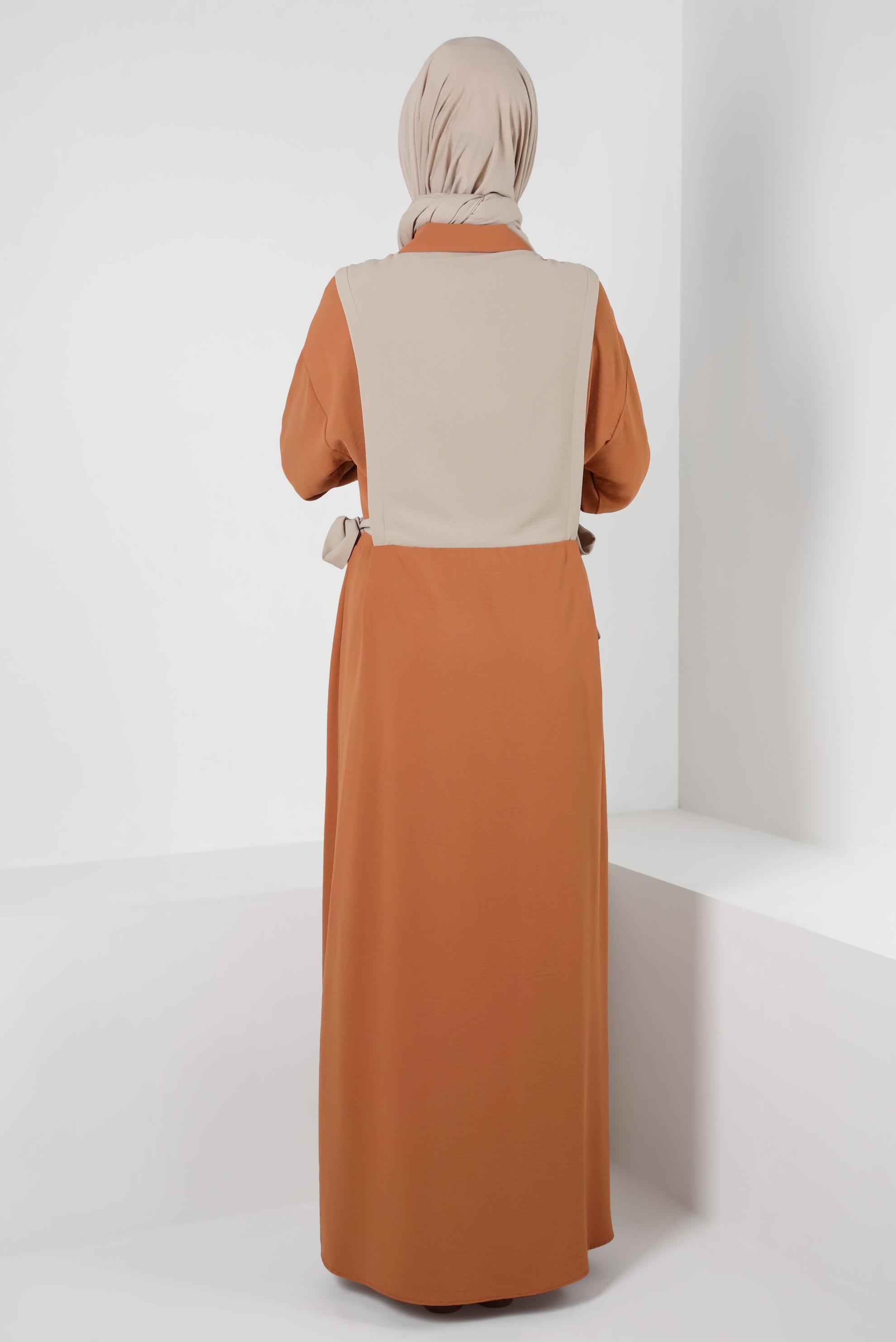 Tesettür giyim KAHVE YANI BAĞLAMA DETAYLI İKİ RENKLİ ELBİSE 43936