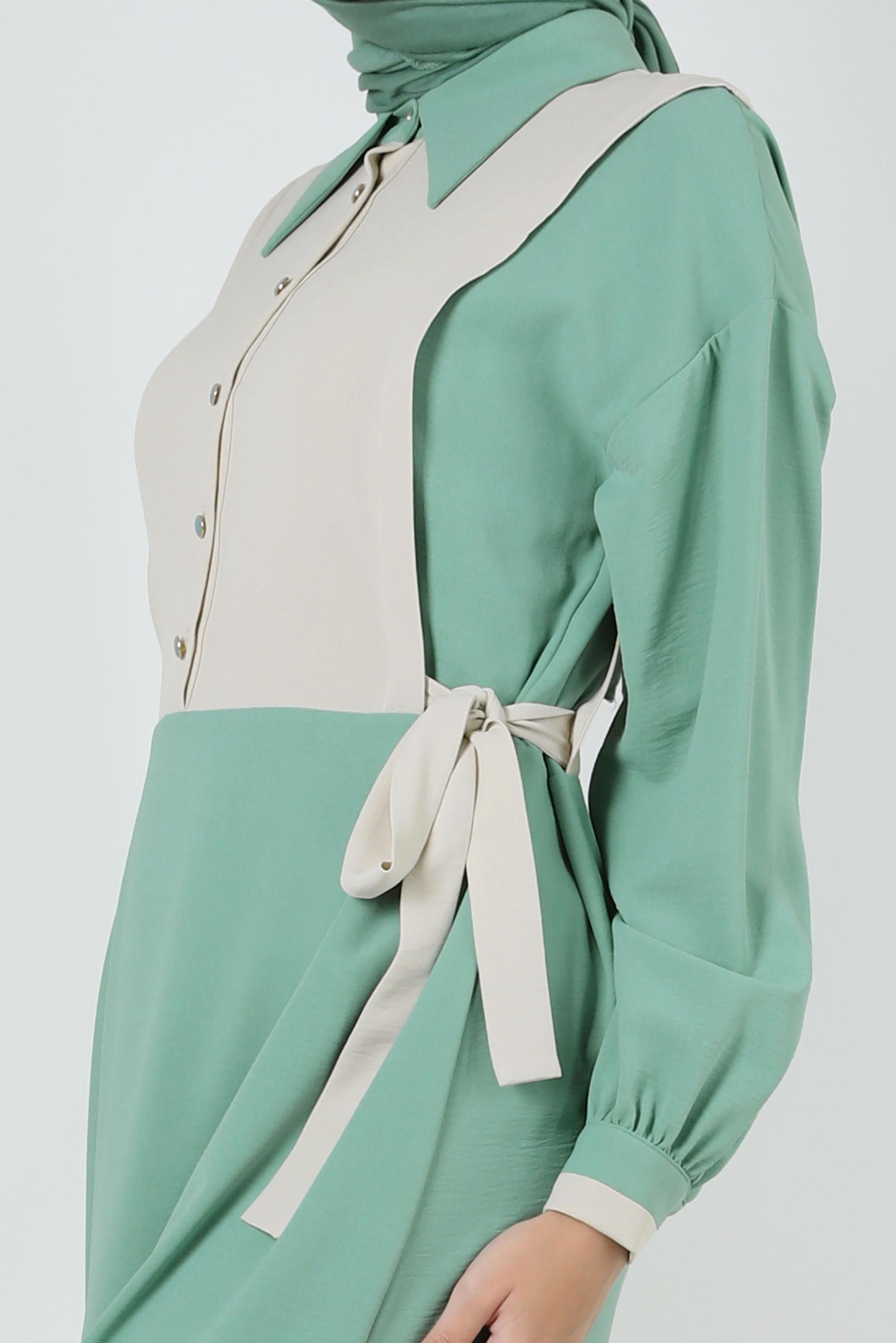 Tesettür giyim YEŞİL YANI BAĞLAMA DETAYLI İKİ RENKLİ ELBİSE 43936