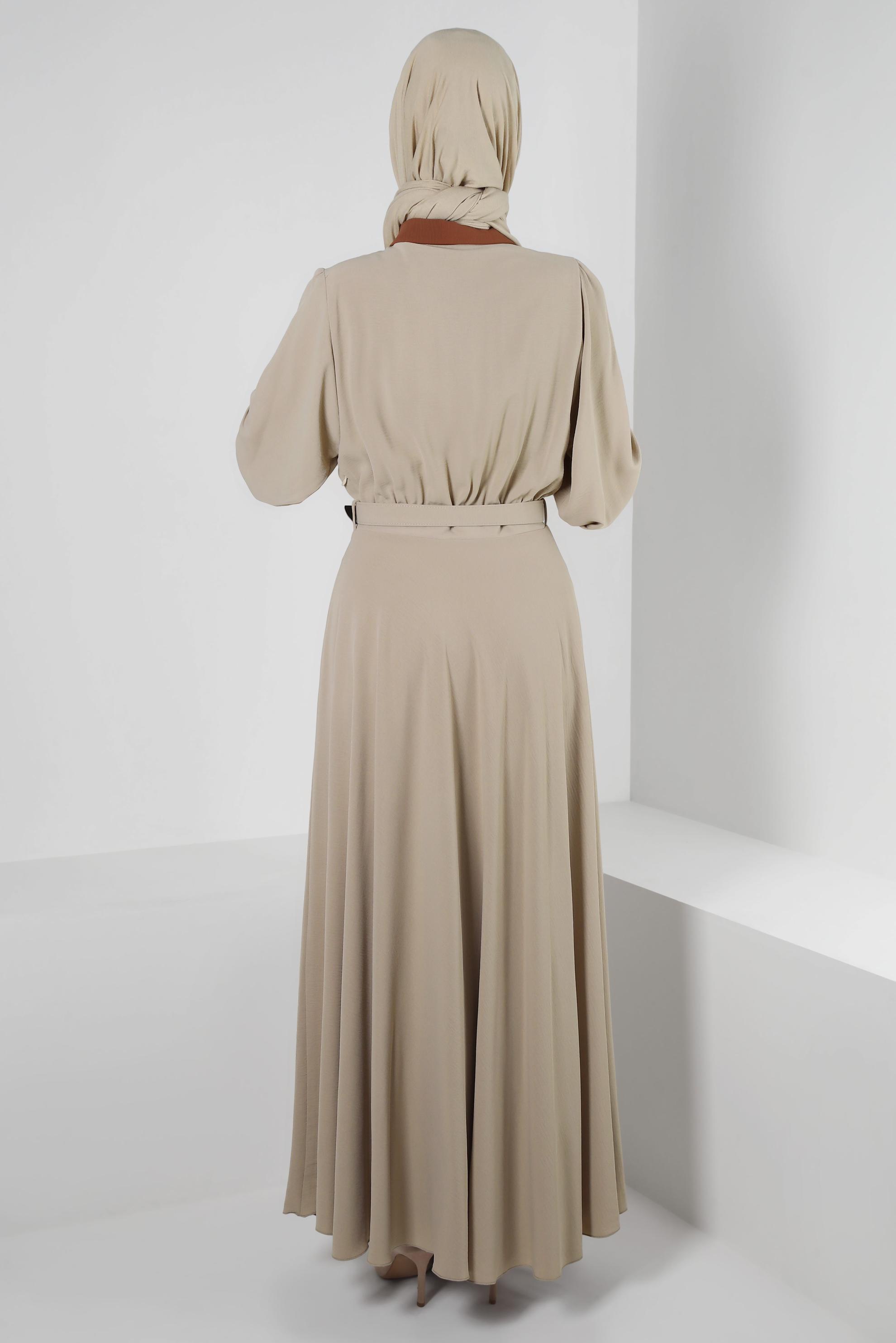 Tesettür giyim KUM YAKA DETAYLI DÜĞMELİ KEMERLİ ELBİSE 43937