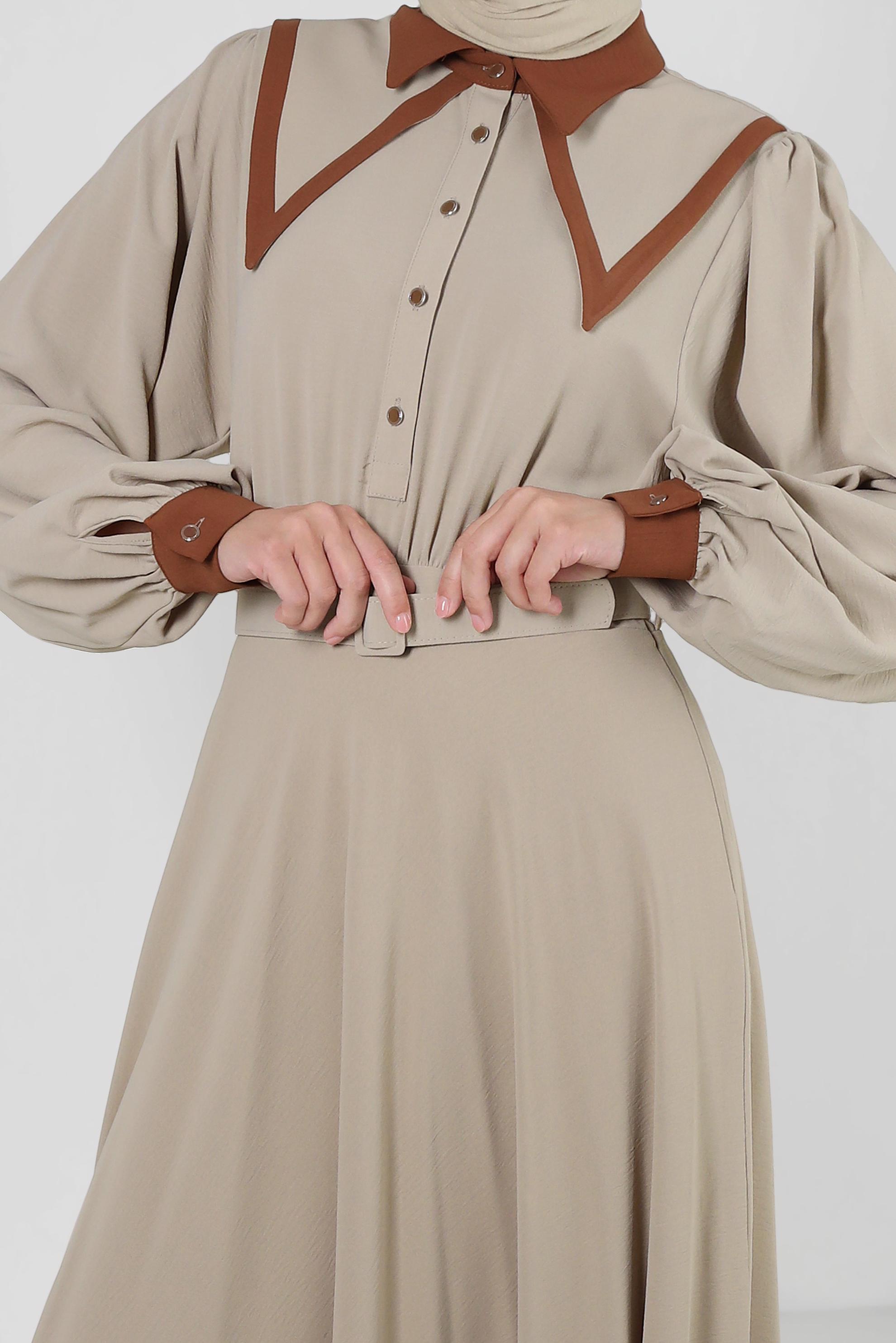 Tesettür giyim KUM YAKA DETAYLI DÜĞMELİ KEMERLİ ELBİSE 43937