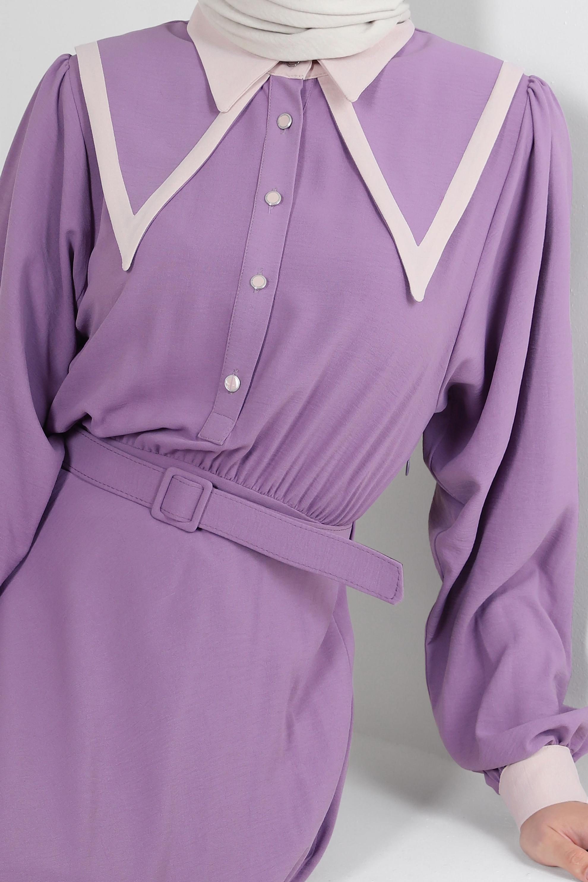 Tesettür giyim MOR YAKA DETAYLI DÜĞMELİ KEMERLİ ELBİSE 43937