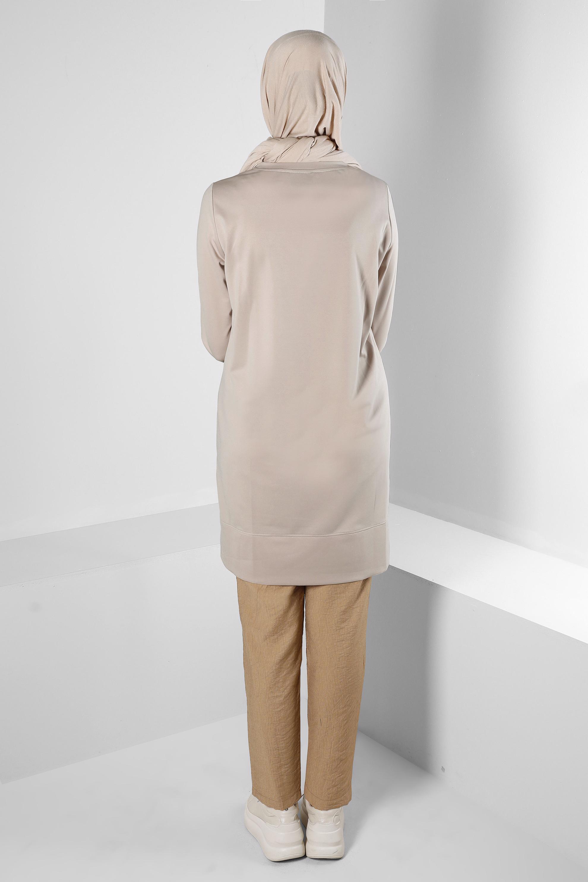 Tesettür giyim BEJ YAZI BASKILI DÜĞME DETAYLI EŞOFMAN TUNİK 43348