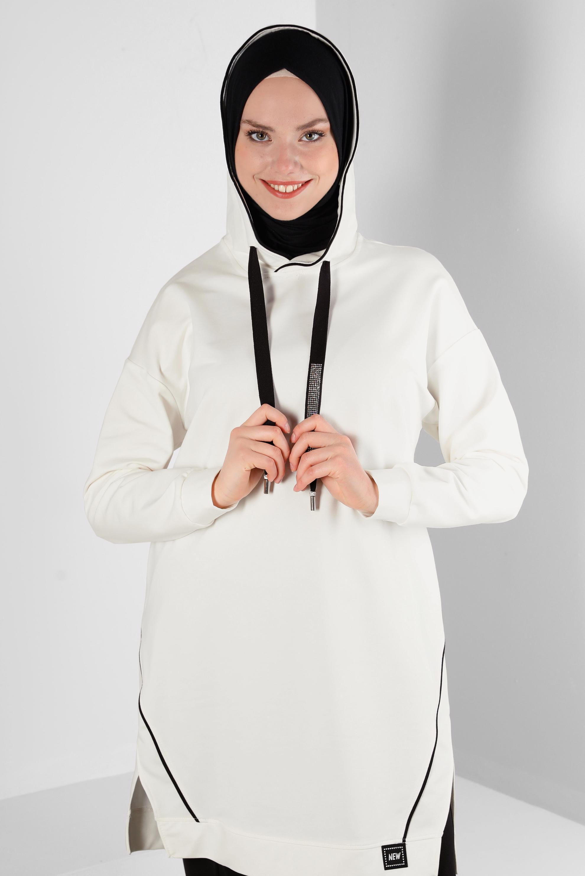 Tesettür giyim BEYAZ KAPÜŞONLU TAŞ BASKI DETAYLI EŞOFMAN TUNİK 43554