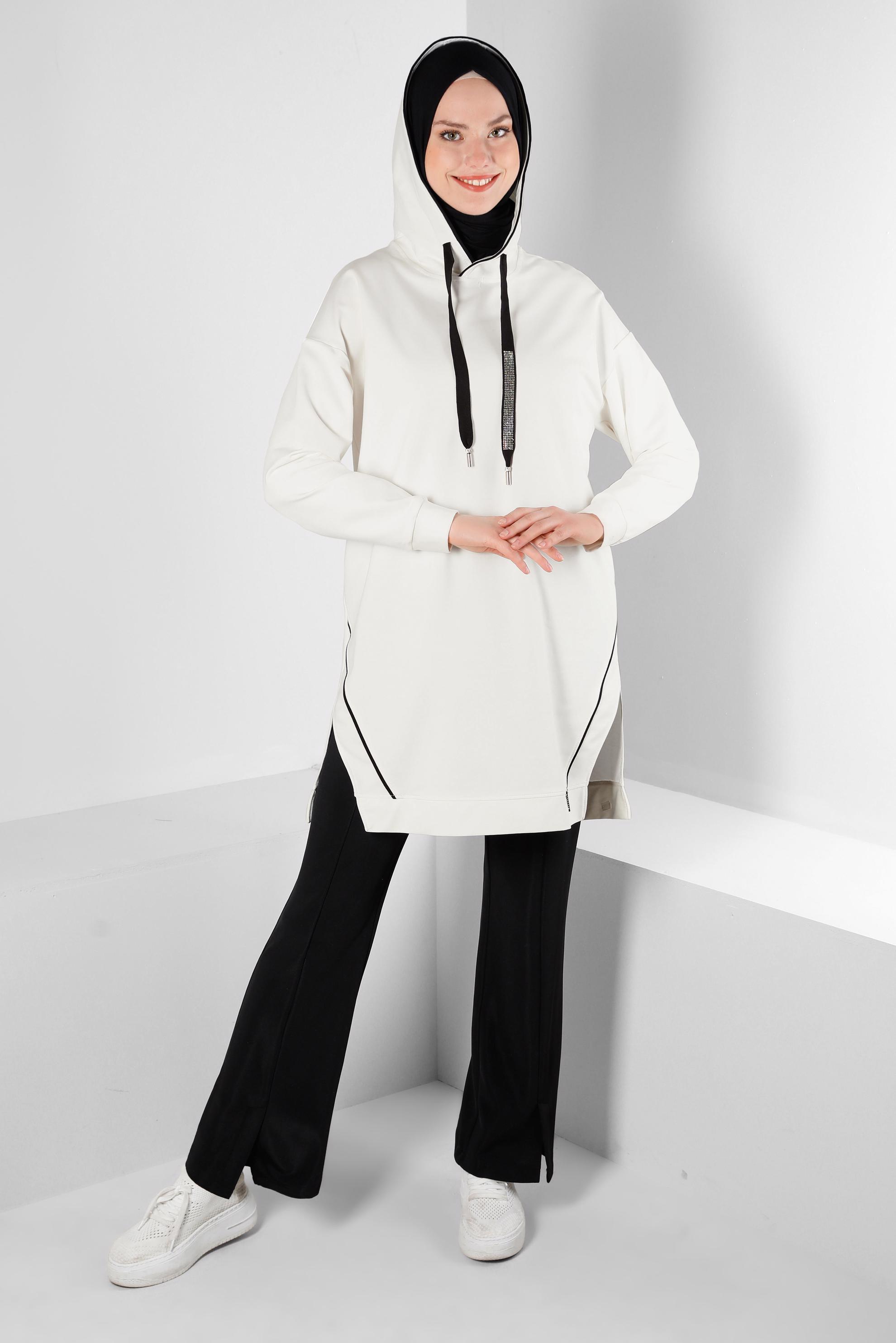 Tesettür giyim BEYAZ KAPÜŞONLU TAŞ BASKI DETAYLI EŞOFMAN TUNİK 43554