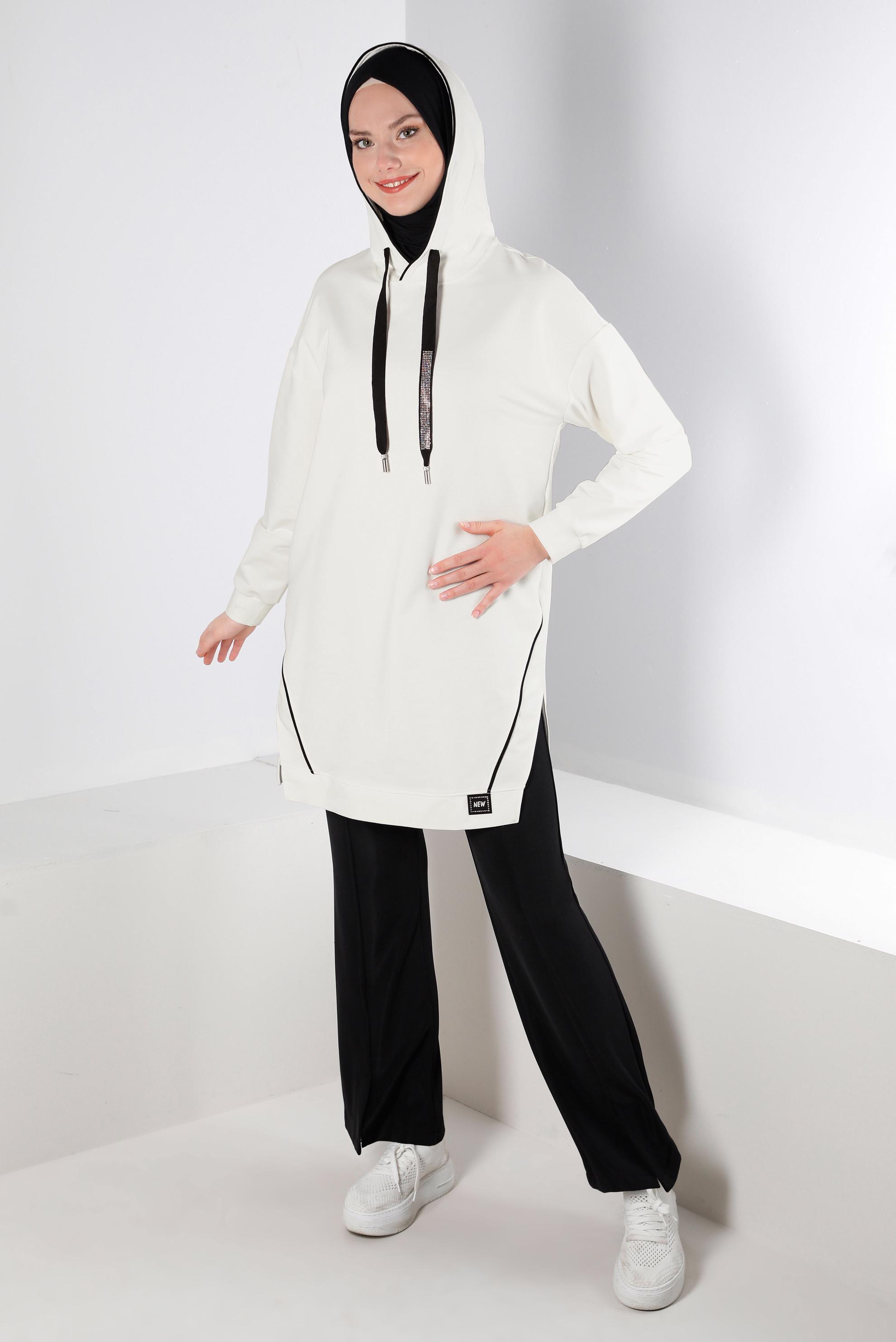 Tesettür giyim BEYAZ KAPÜŞONLU TAŞ BASKI DETAYLI EŞOFMAN TUNİK 43554