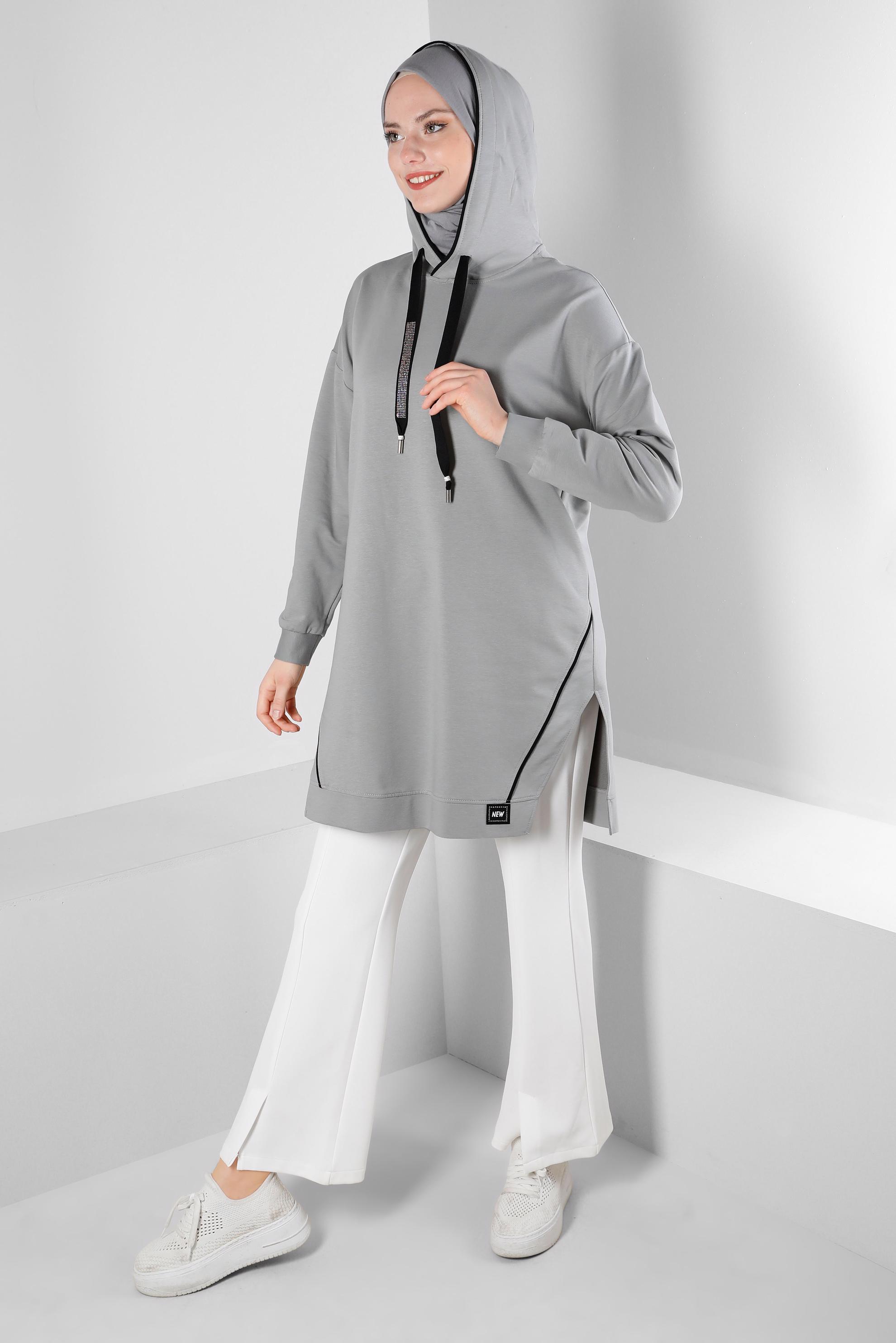 Tesettür giyim GRİ KAPÜŞONLU TAŞ BASKI DETAYLI EŞOFMAN TUNİK 43554