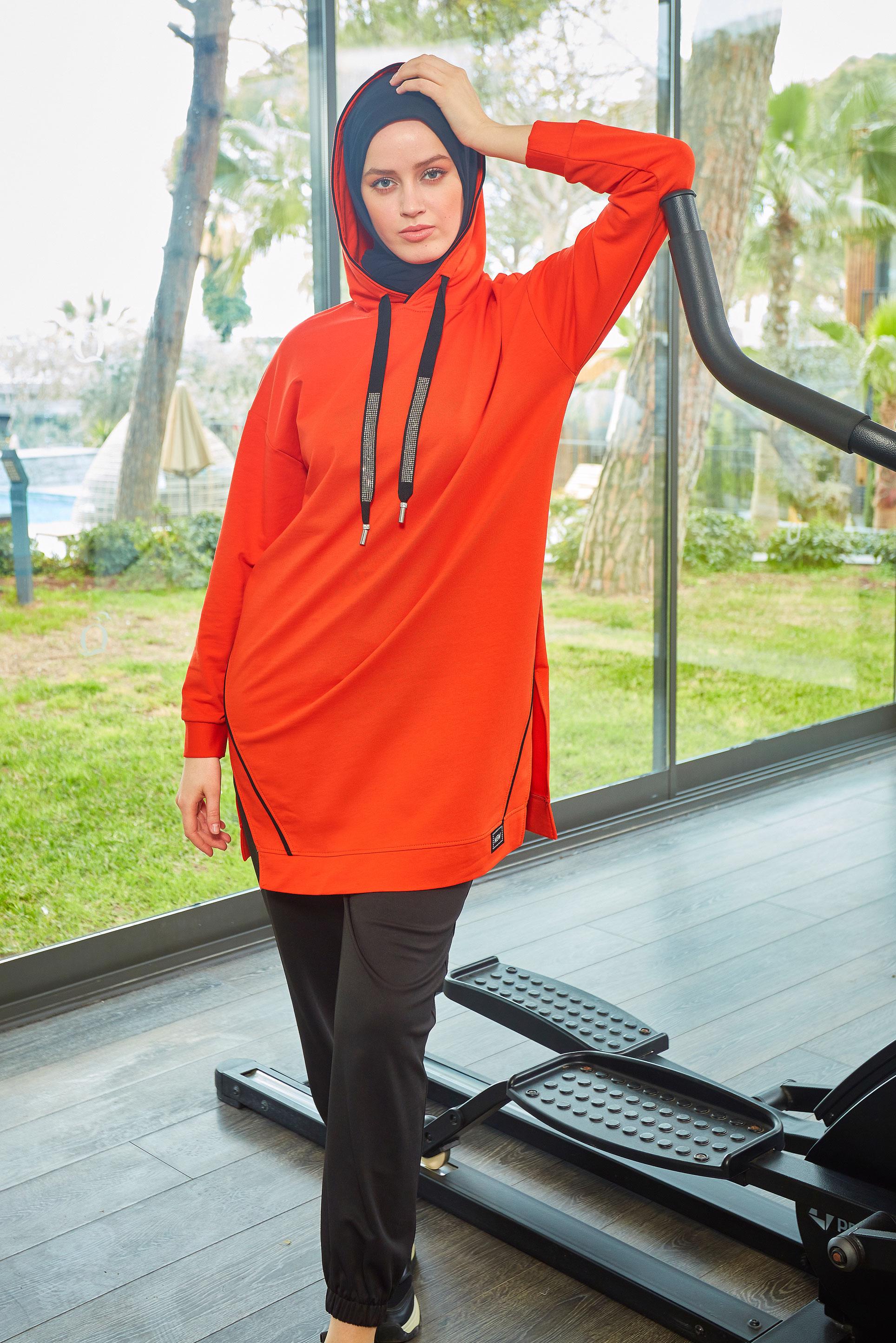 Tesettür giyim KIRMIZI KAPÜŞONLU TAŞ BASKI DETAYLI EŞOFMAN TUNİK 43554