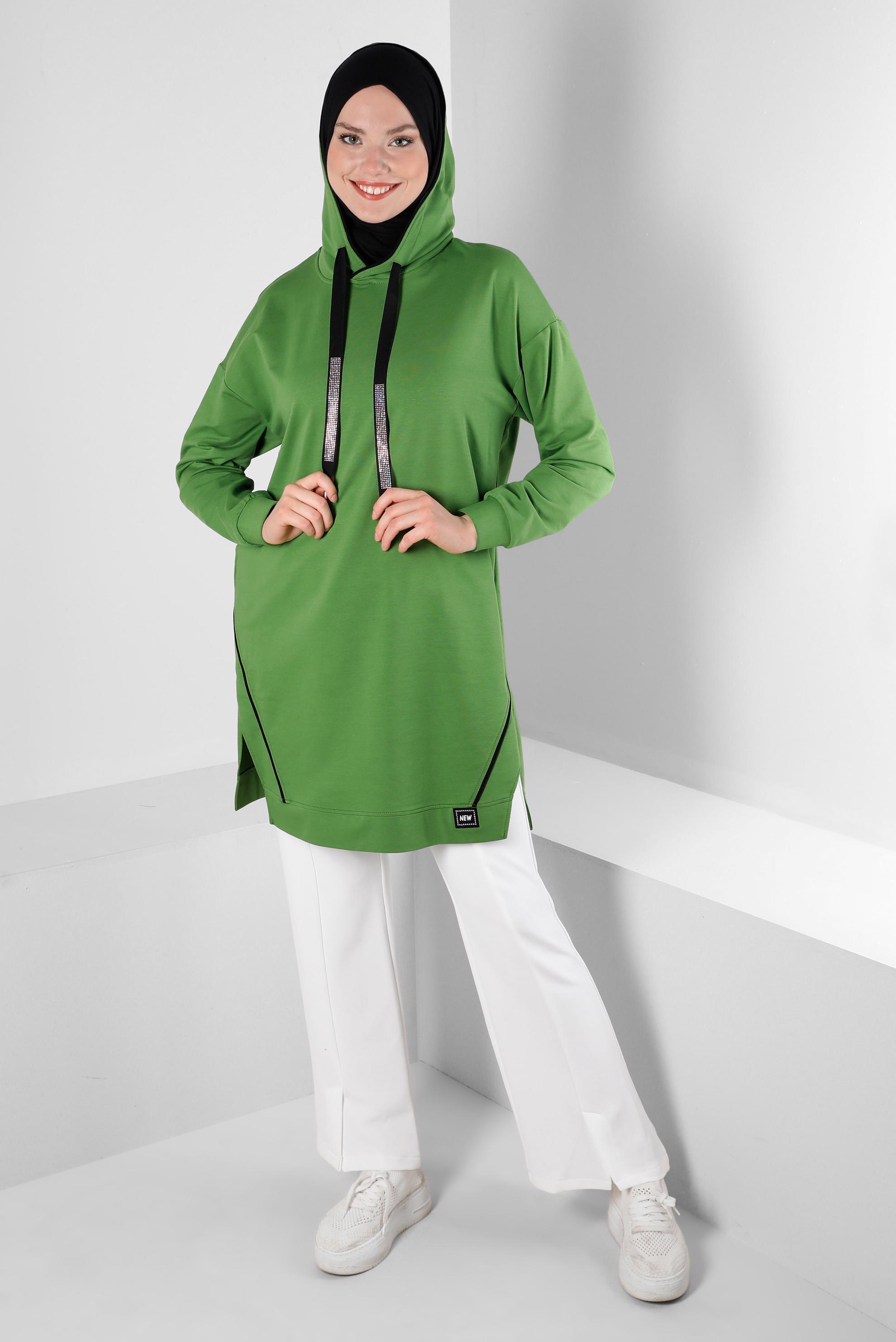 Tesettür giyim YEŞİL KAPÜŞONLU TAŞ BASKI DETAYLI EŞOFMAN TUNİK 43554