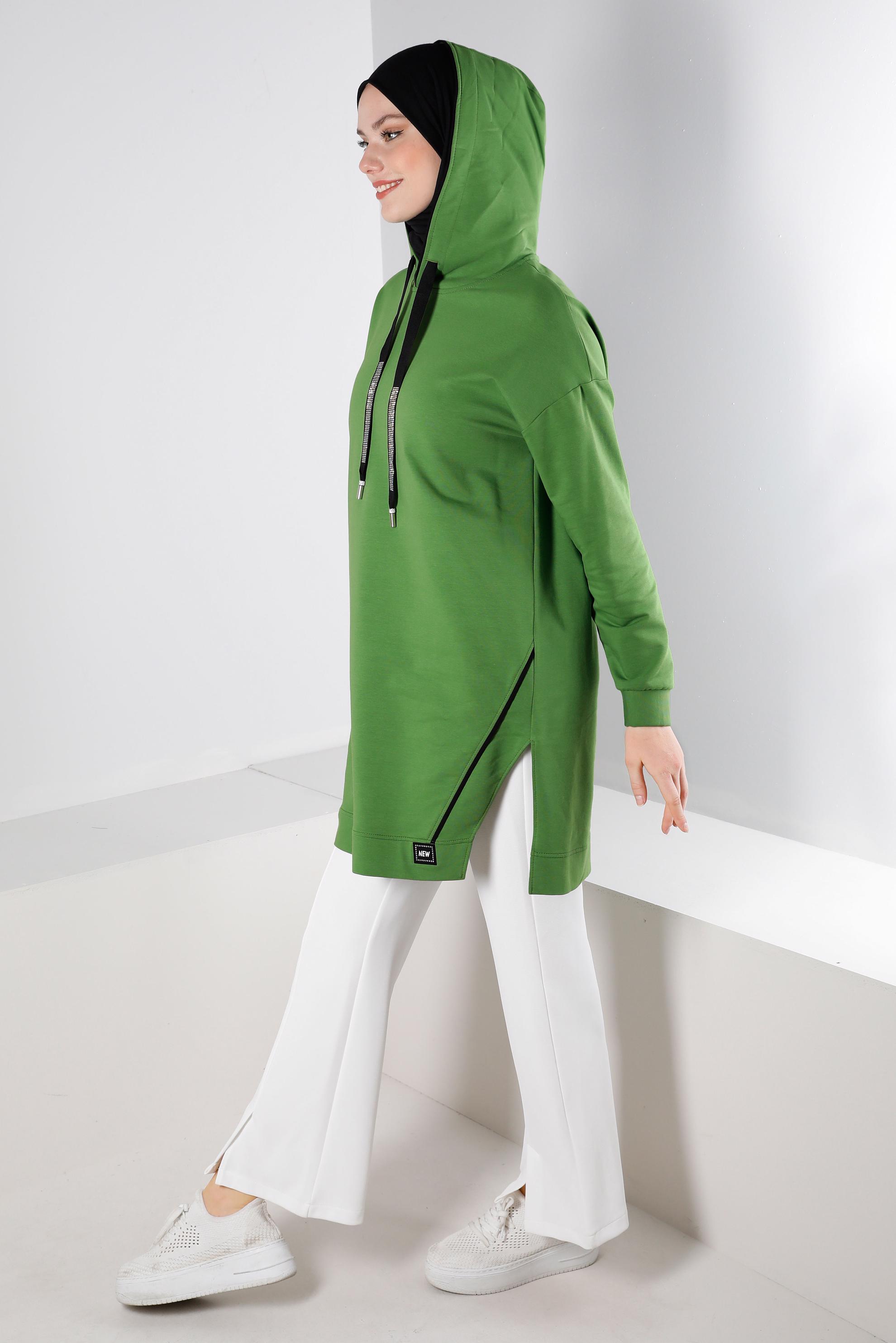 Tesettür giyim YEŞİL KAPÜŞONLU TAŞ BASKI DETAYLI EŞOFMAN TUNİK 43554