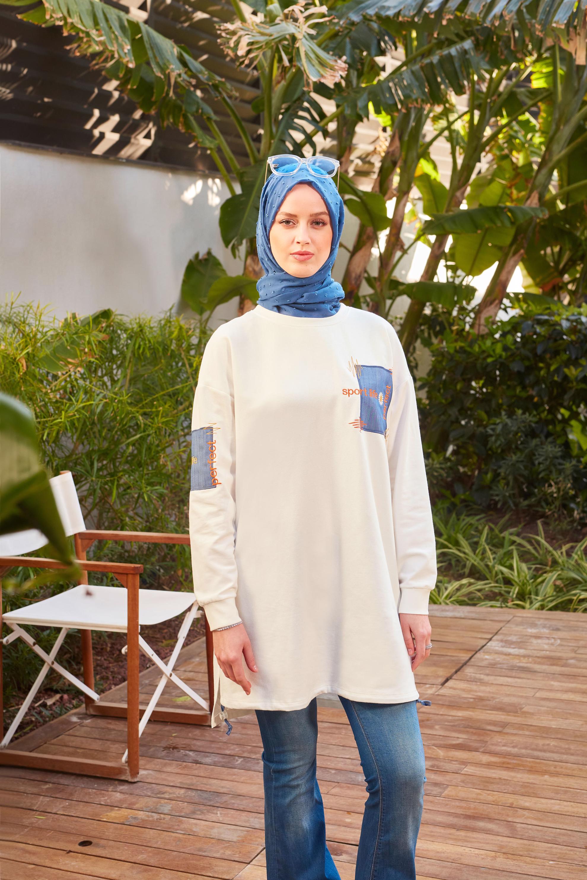 Tesettür giyim BEYAZ BASKILI BÜZGÜ DETAYLI EŞOFMAN TUNİK 43557