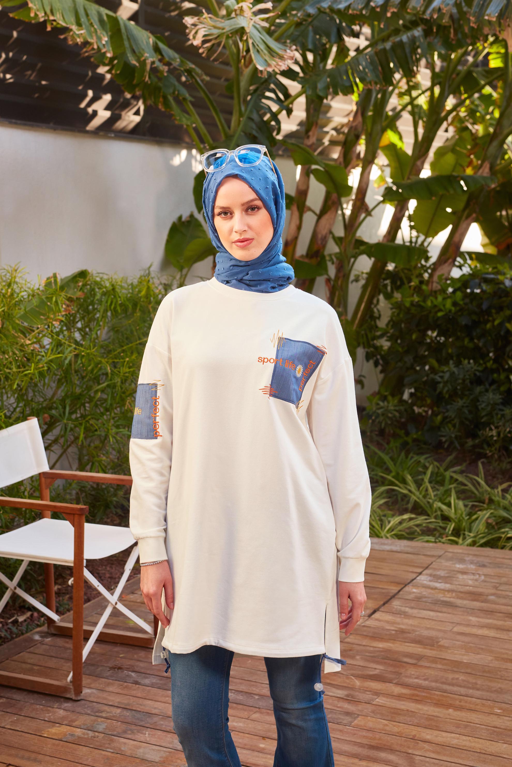 Tesettür giyim BEYAZ BASKILI BÜZGÜ DETAYLI EŞOFMAN TUNİK 43557