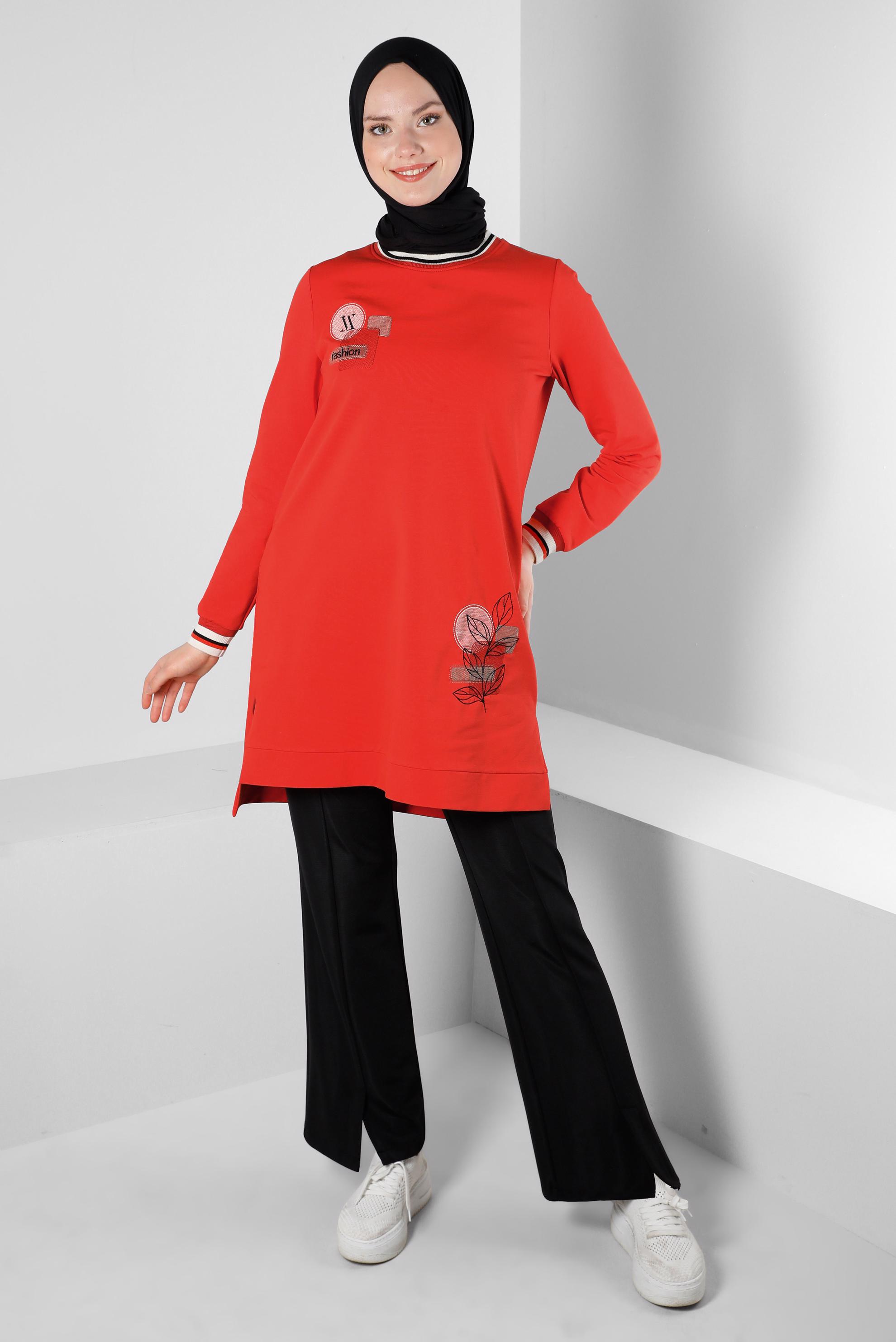 Tesettür giyim KIRMIZI BASKILI ŞERİT DETAYLI EŞOFMAN TUNİK 43559