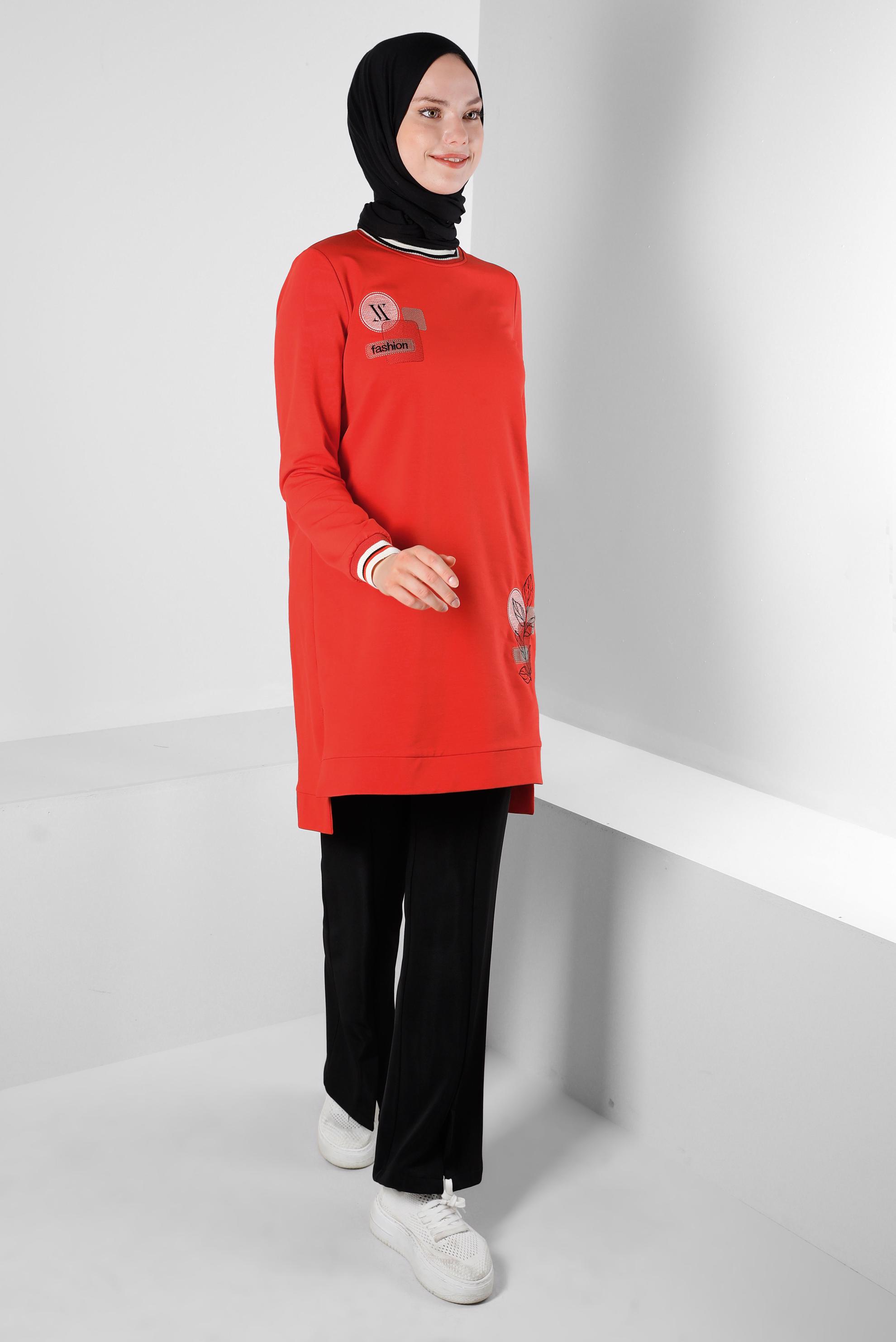 Tesettür giyim KIRMIZI BASKILI ŞERİT DETAYLI EŞOFMAN TUNİK 43559