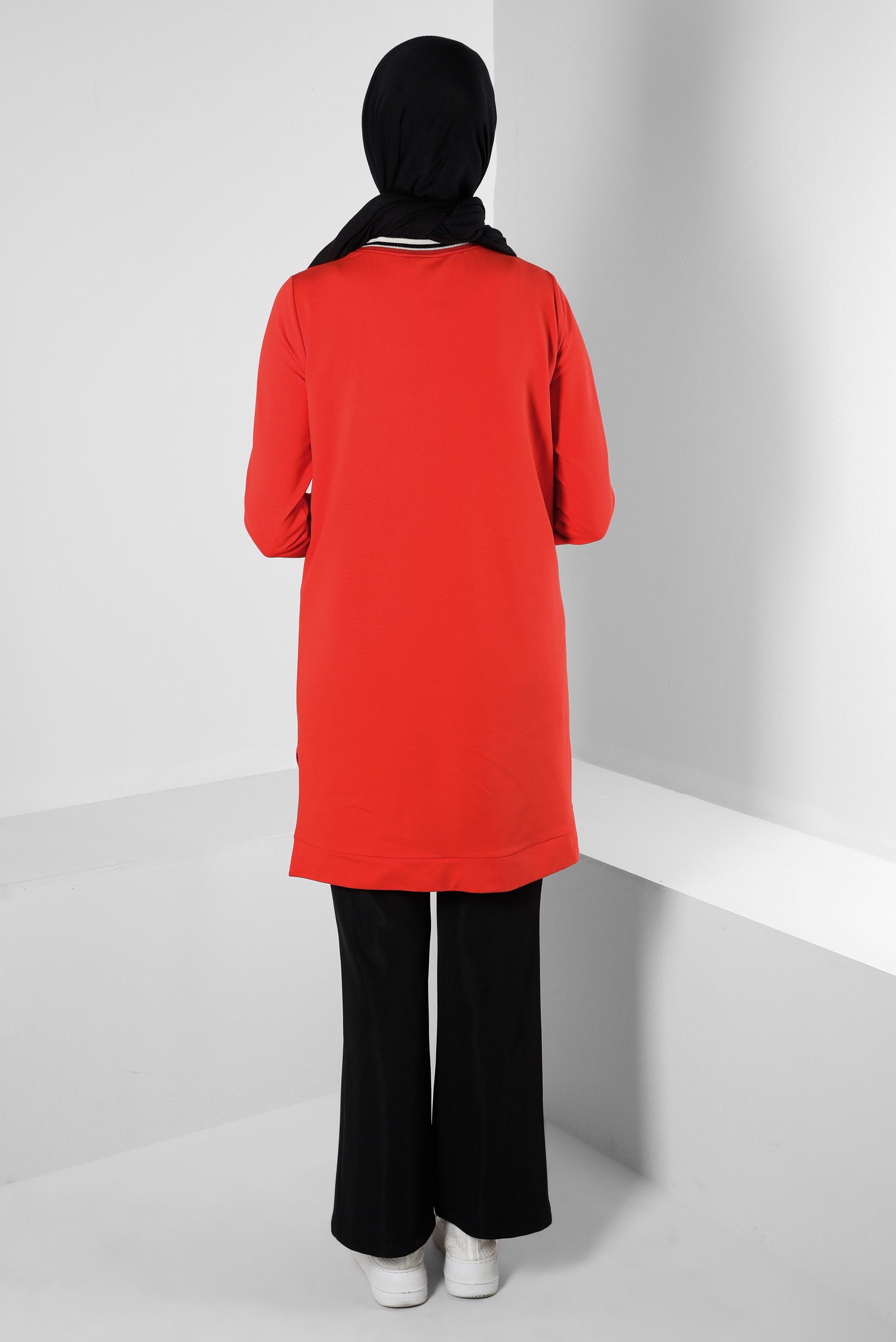 Tesettür giyim KIRMIZI BASKILI ŞERİT DETAYLI EŞOFMAN TUNİK 43559