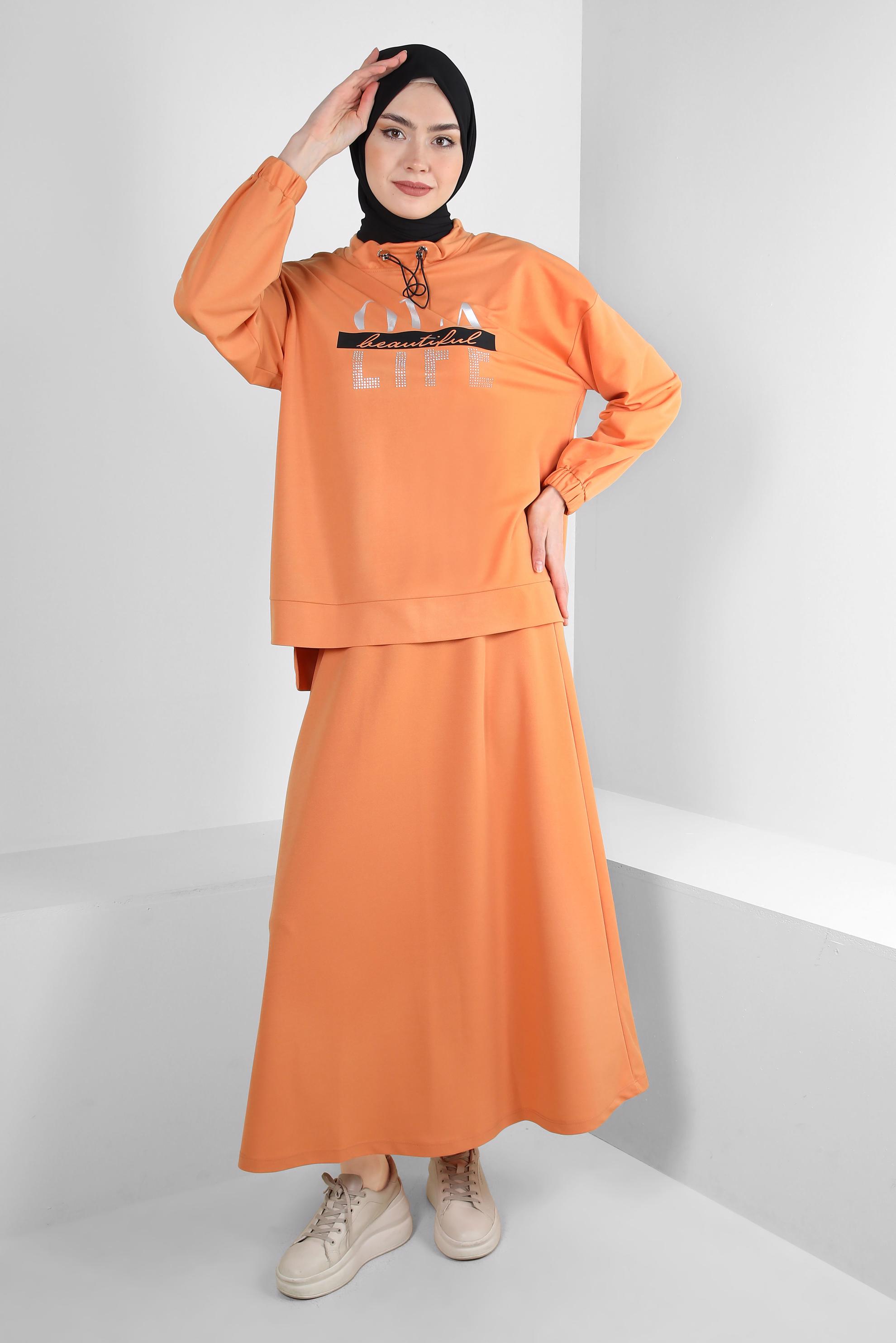 Tesettür giyim TURUNCU YAZI VE TAŞ BASKILI ETEKLİ EŞOFMAN TAKIM 43595