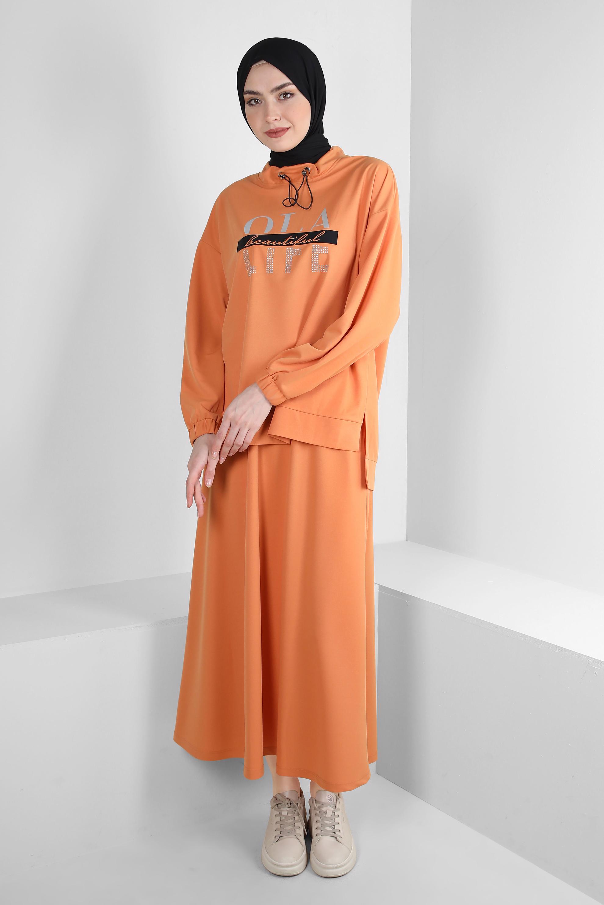 Tesettür giyim TURUNCU YAZI VE TAŞ BASKILI ETEKLİ EŞOFMAN TAKIM 43595