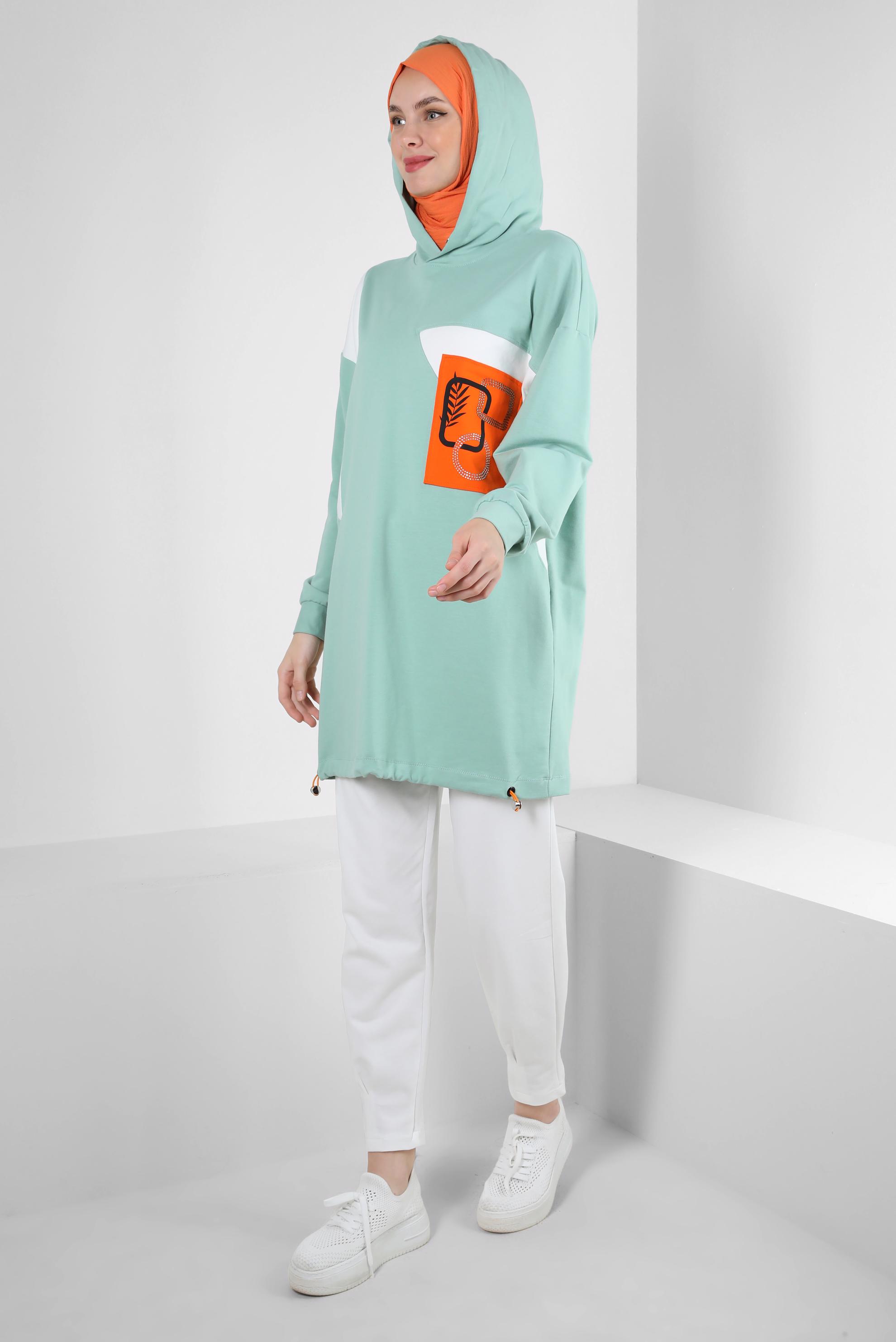 Tesettür giyim YEŞİL BASKI DETAYLI KAPÜŞONLU EŞOFMAN TUNİK 43622