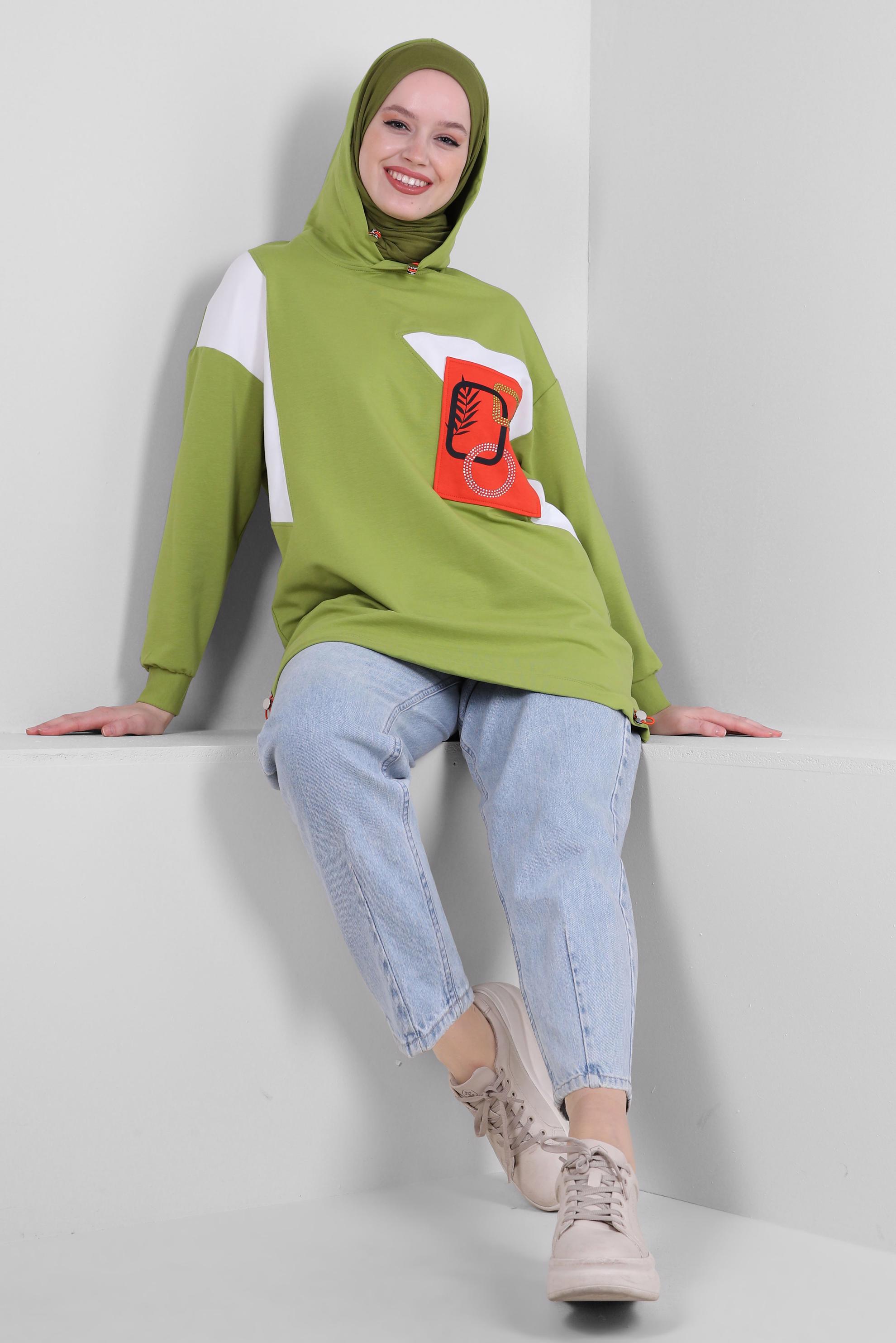 Tesettür giyim YEŞİL BASKI DETAYLI KAPÜŞONLU EŞOFMAN TUNİK 43622