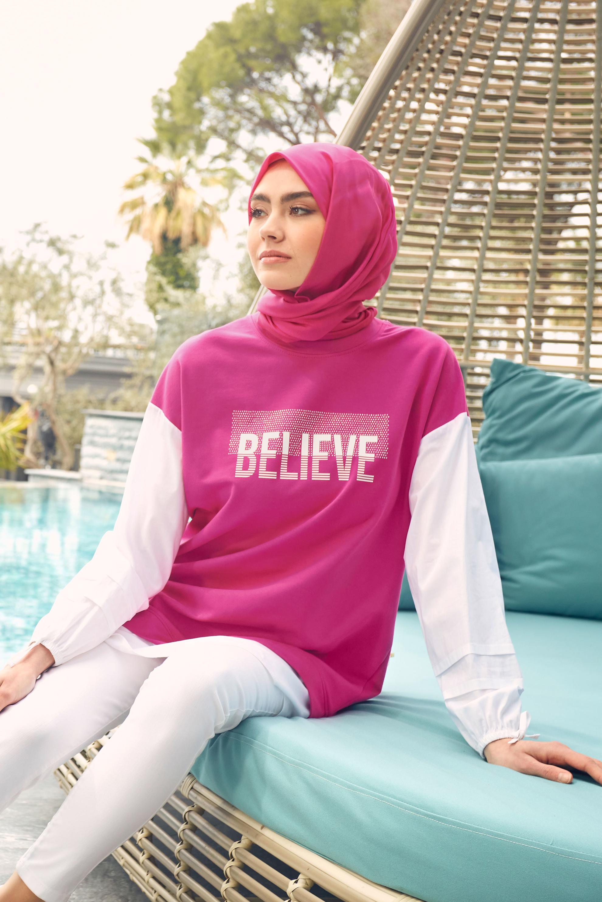 Tesettür giyim FUŞYA YAZI BASKILI GARNİLİ EŞOFMAN TUNİK 43664