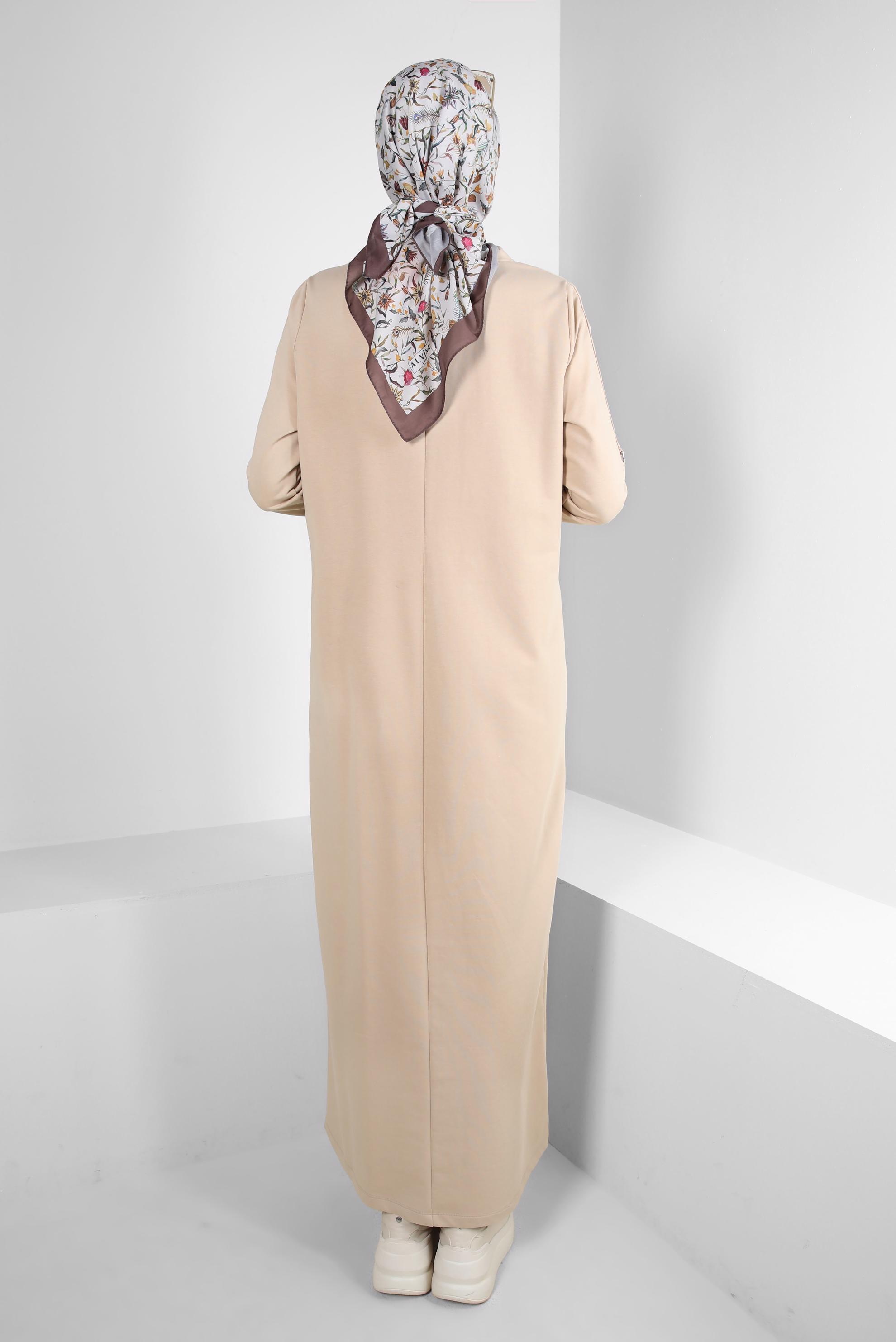 Tesettür giyim BEJ YAZI BASKILI BAĞCIK DETAYLI EŞOFMAN ELBİSE 43693