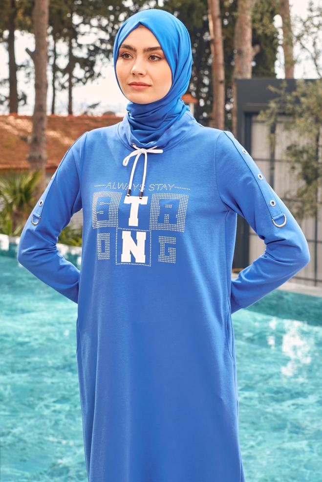 Tesettür giyim MAVİ YAZI BASKILI BAĞCIK DETAYLI EŞOFMAN ELBİSE 43693 - ALVİNA