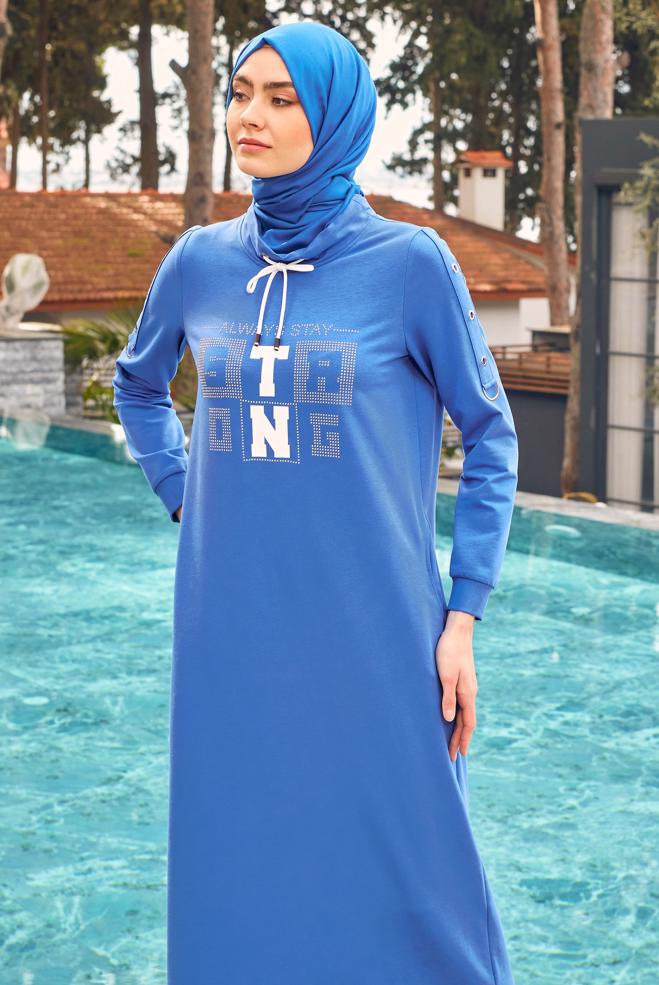 Tesettür giyim MAVİ YAZI BASKILI BAĞCIK DETAYLI EŞOFMAN ELBİSE 43693 - ALVİNA