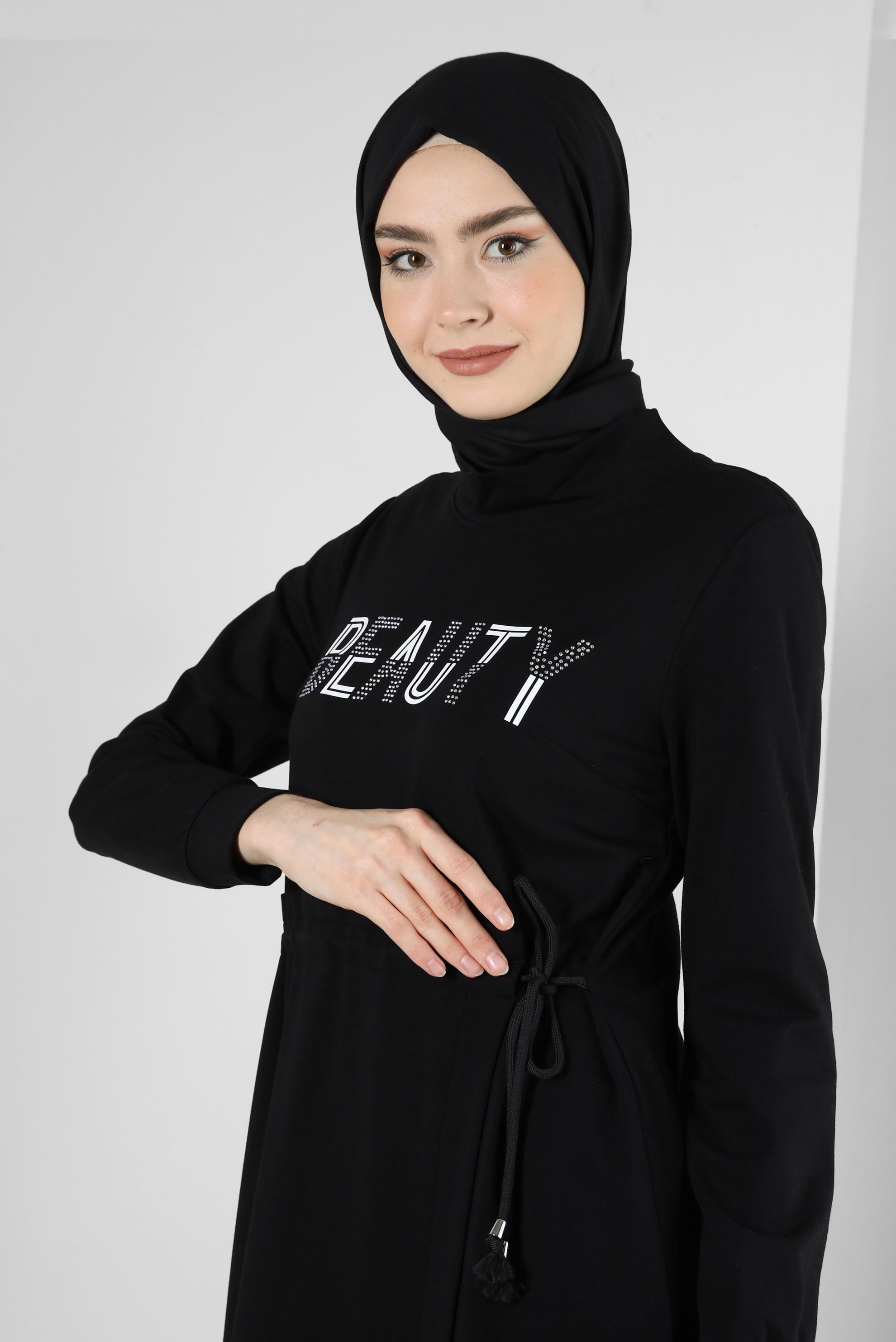 Tesettür giyim SİYAH YAZI BASKILI BELİ BÜZGÜLÜ EŞOFMAN ELBİSE 43694