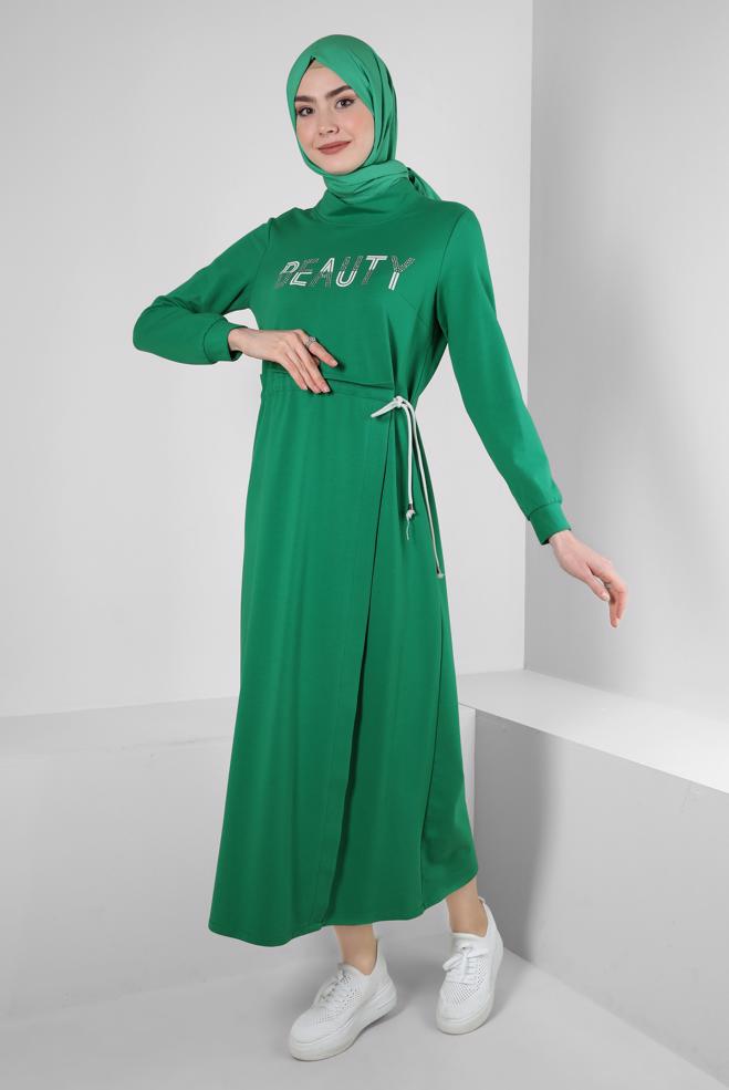 Tesettür giyim YEŞİL YAZI BASKILI BELİ BÜZGÜLÜ EŞOFMAN ELBİSE 43694 - ALVİNA