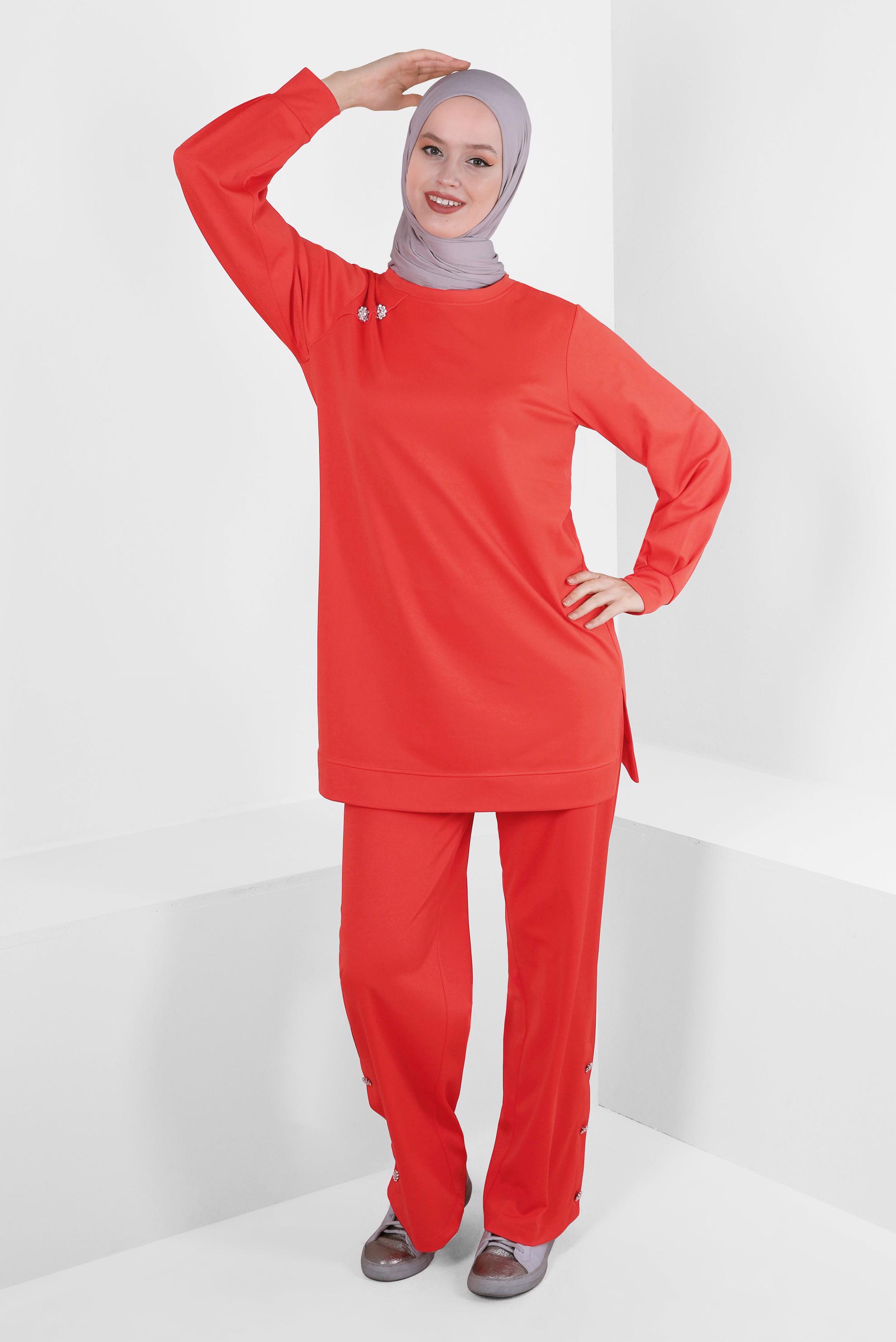 Tesettür giyim KIRMIZI TAŞ DETAYLI DÜĞMELİ İKİLİ PANTOLONLU TAKIM 43727