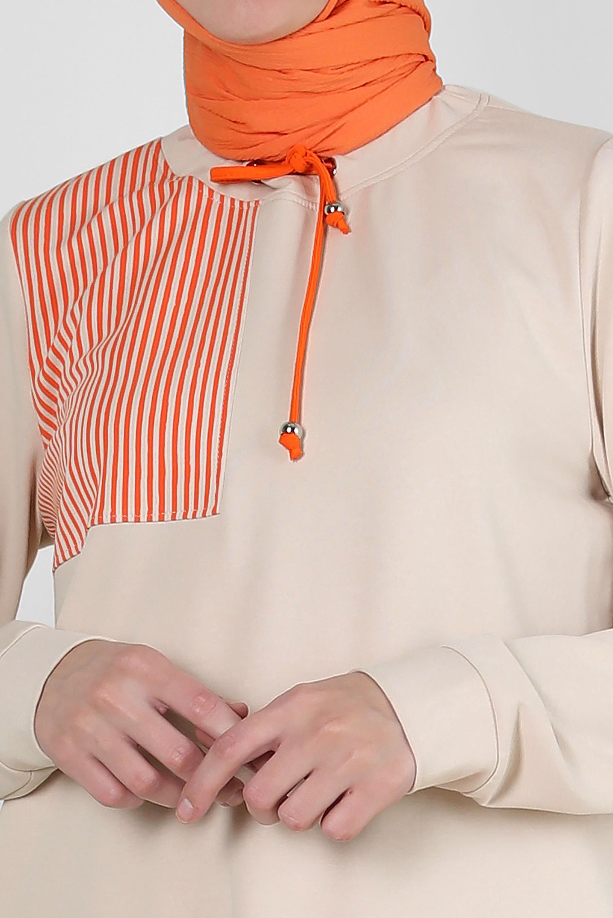 Tesettür giyim BEJ ÇİZGİ DETAYLI YAKASI BÜZGÜLÜ EŞOFMAN TUNİK 43785