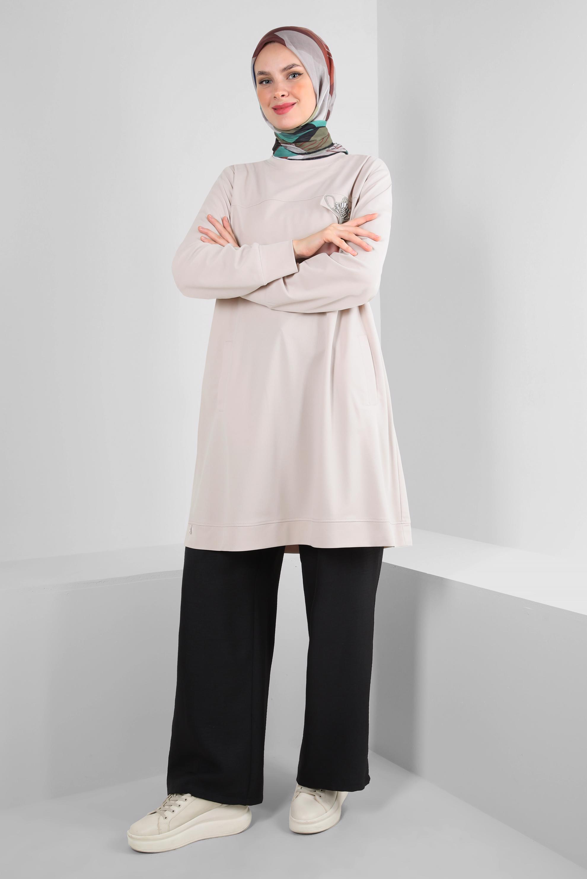 Tesettür giyim BEJ TAŞ DETAYLI BİSİKLET YAKA EŞOFMAN TUNİK 43884