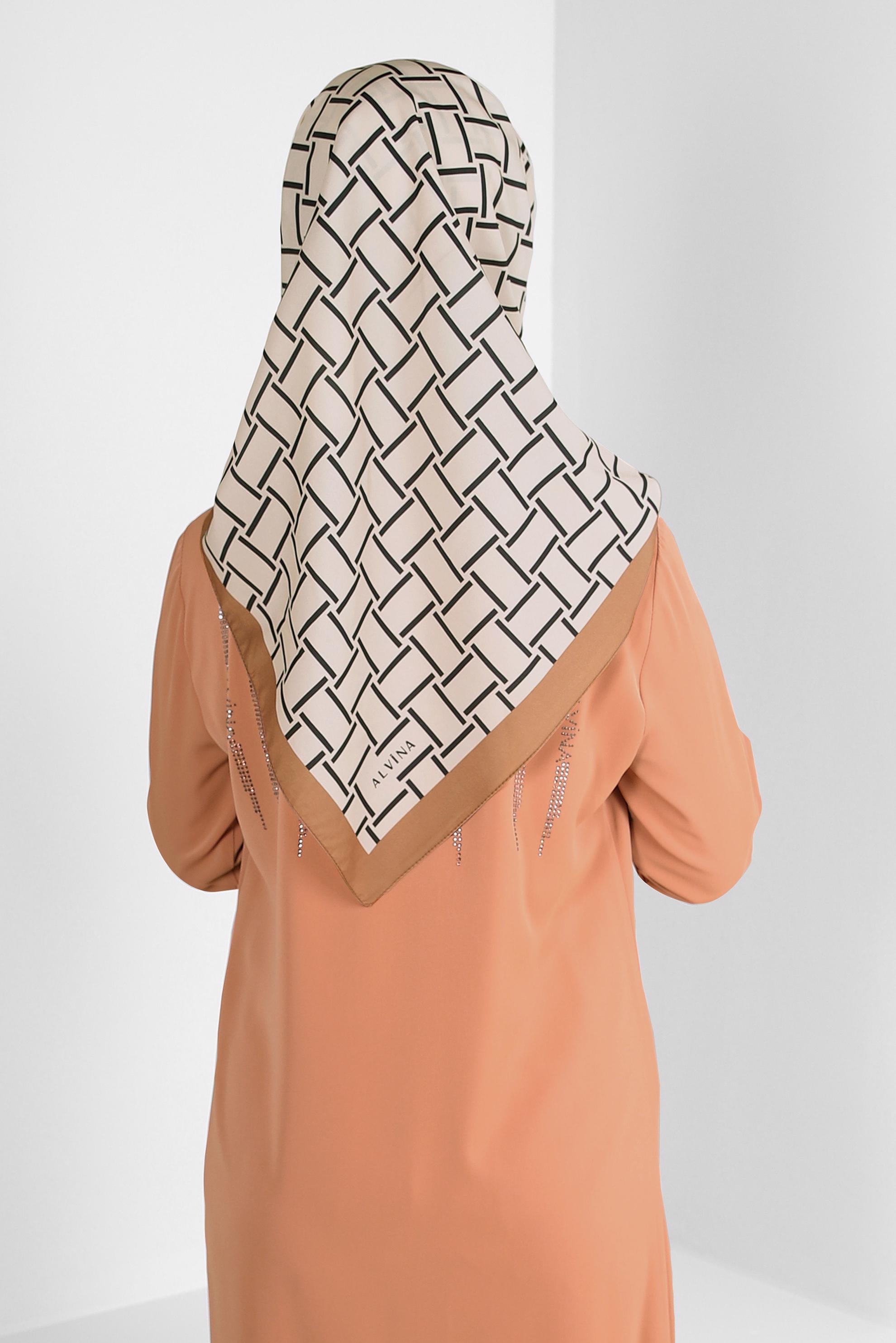 Tesettür giyim SARI ALVİNA KARE DESEN EŞARP 8232 